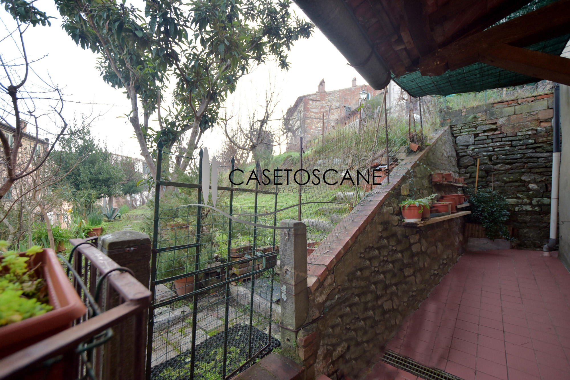 3132 - Abitazione singola di mq.120 circa da ristrutturare con magnifico giardino di oltre mq.300 nel centro storico di Lucignano (AR).
