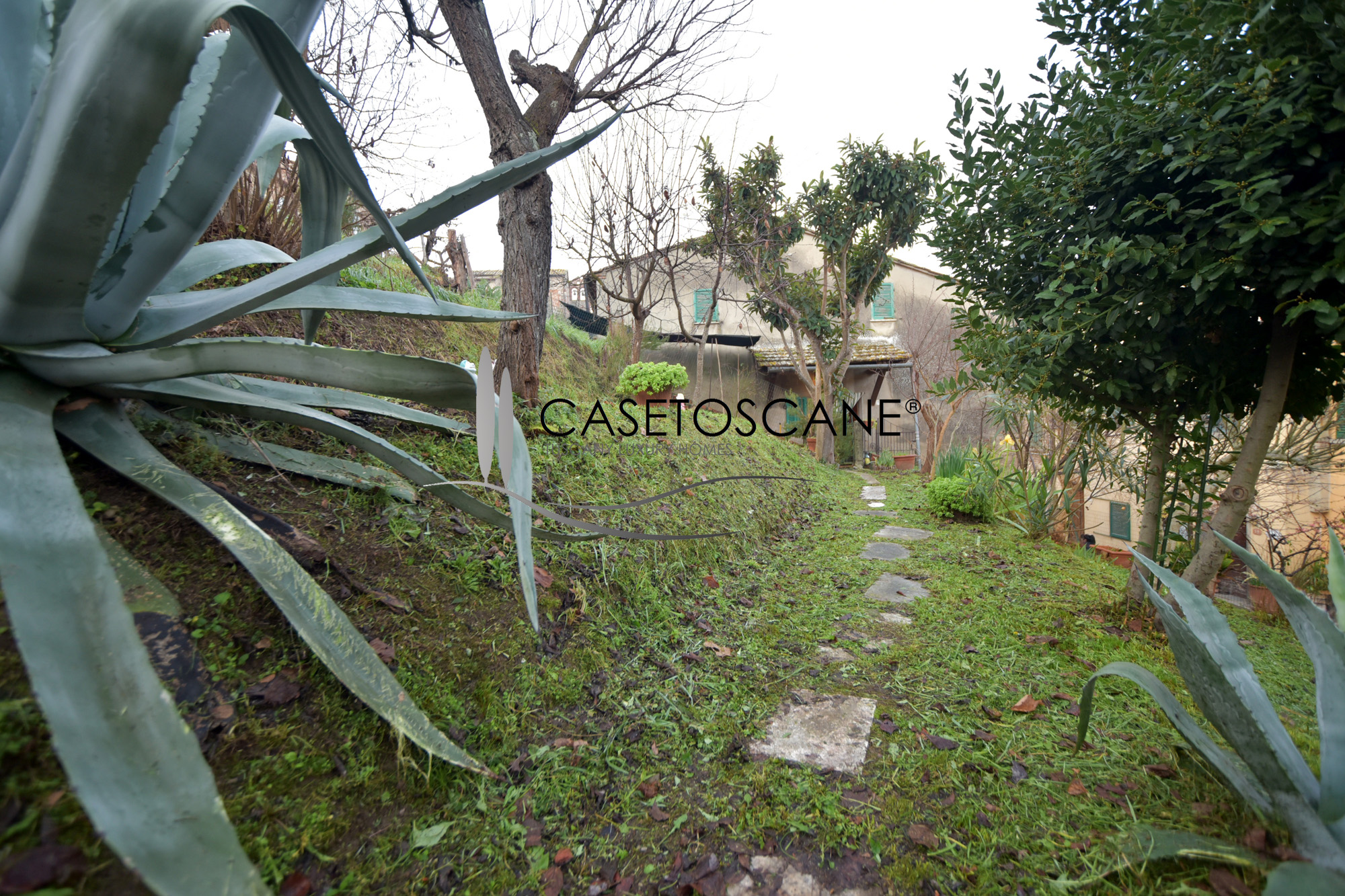 3132 - Abitazione singola di mq.120 circa da ristrutturare con magnifico giardino di oltre mq.300 nel centro storico di Lucignano (AR).