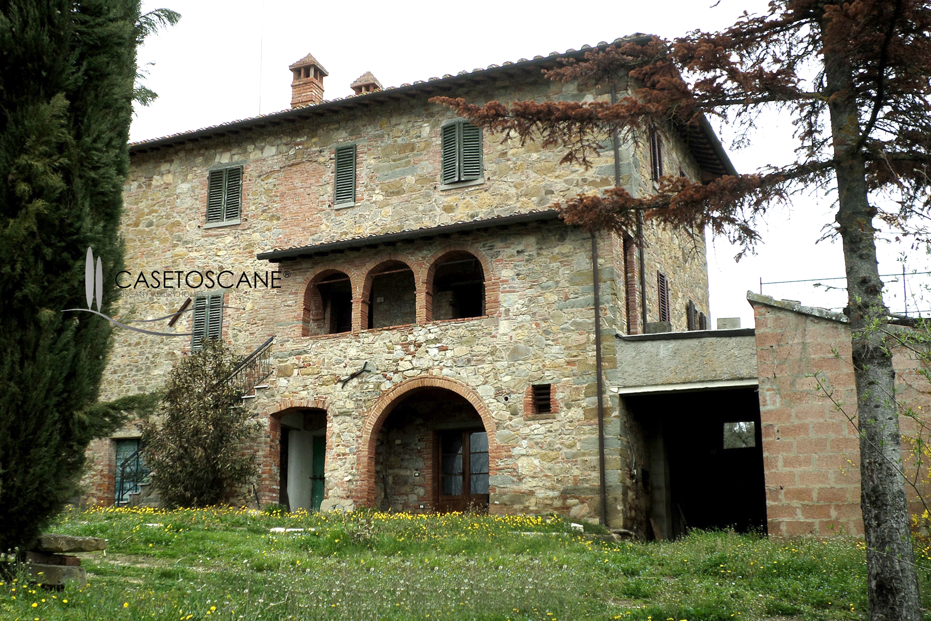 2810 - Porzione di casale parzialmente da ristrutturare di mq.390 circa con annesso e terreno di un ettaro in bella posizione a Lucignano (AR).