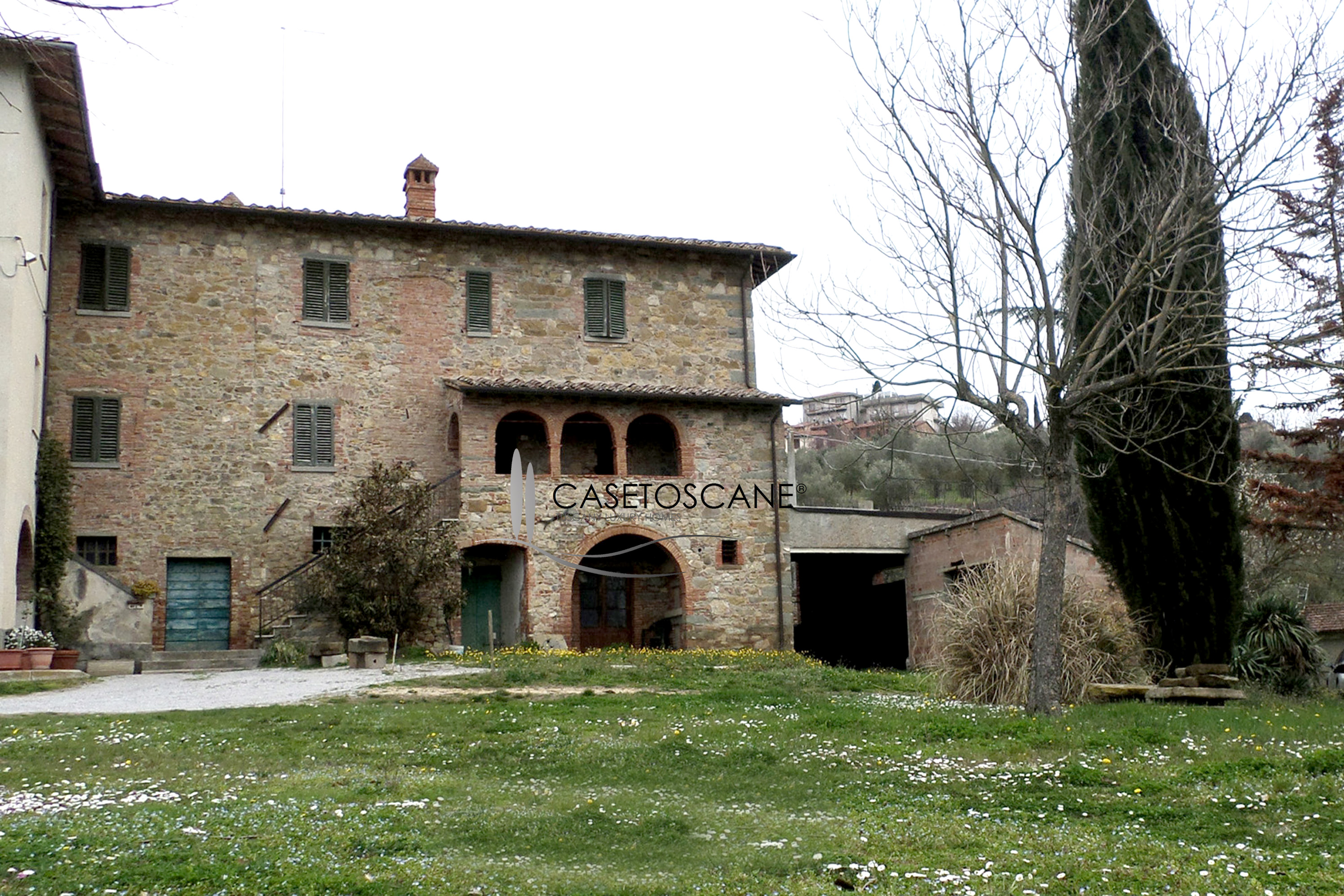2810 - Porzione di casale parzialmente da ristrutturare di mq.390 circa con annesso e terreno di un ettaro in bella posizione a Lucignano (AR).