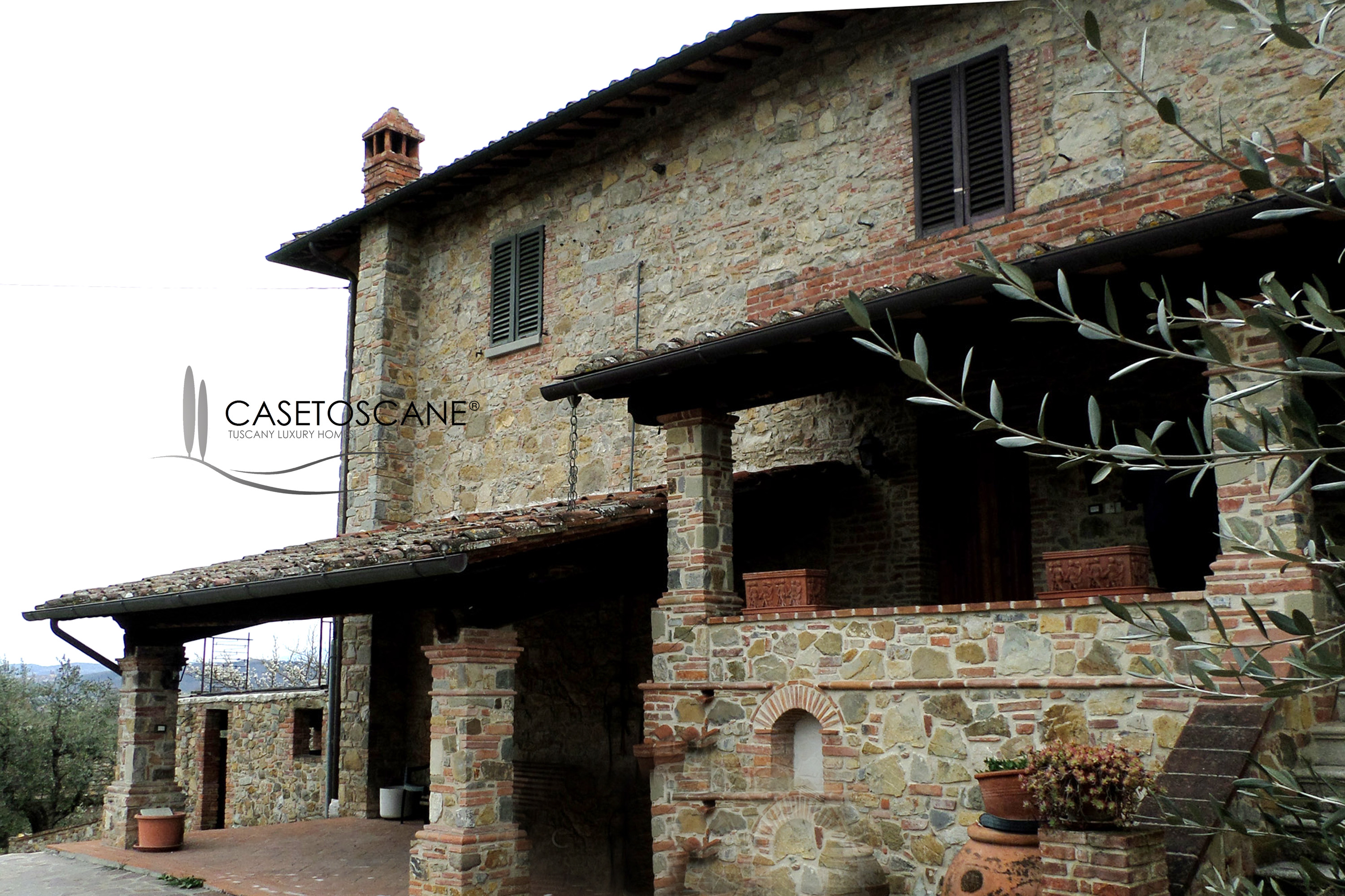 2810 - Porzione di casale parzialmente da ristrutturare di mq.390 circa con annesso e terreno di un ettaro in bella posizione a Lucignano (AR).