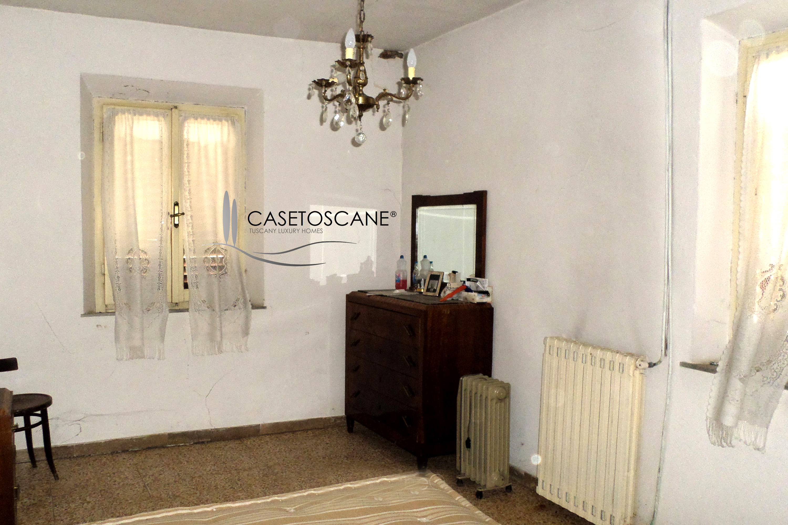2810 - Porzione di casale parzialmente da ristrutturare di mq.390 circa con annesso e terreno di un ettaro in bella posizione a Lucignano (AR).