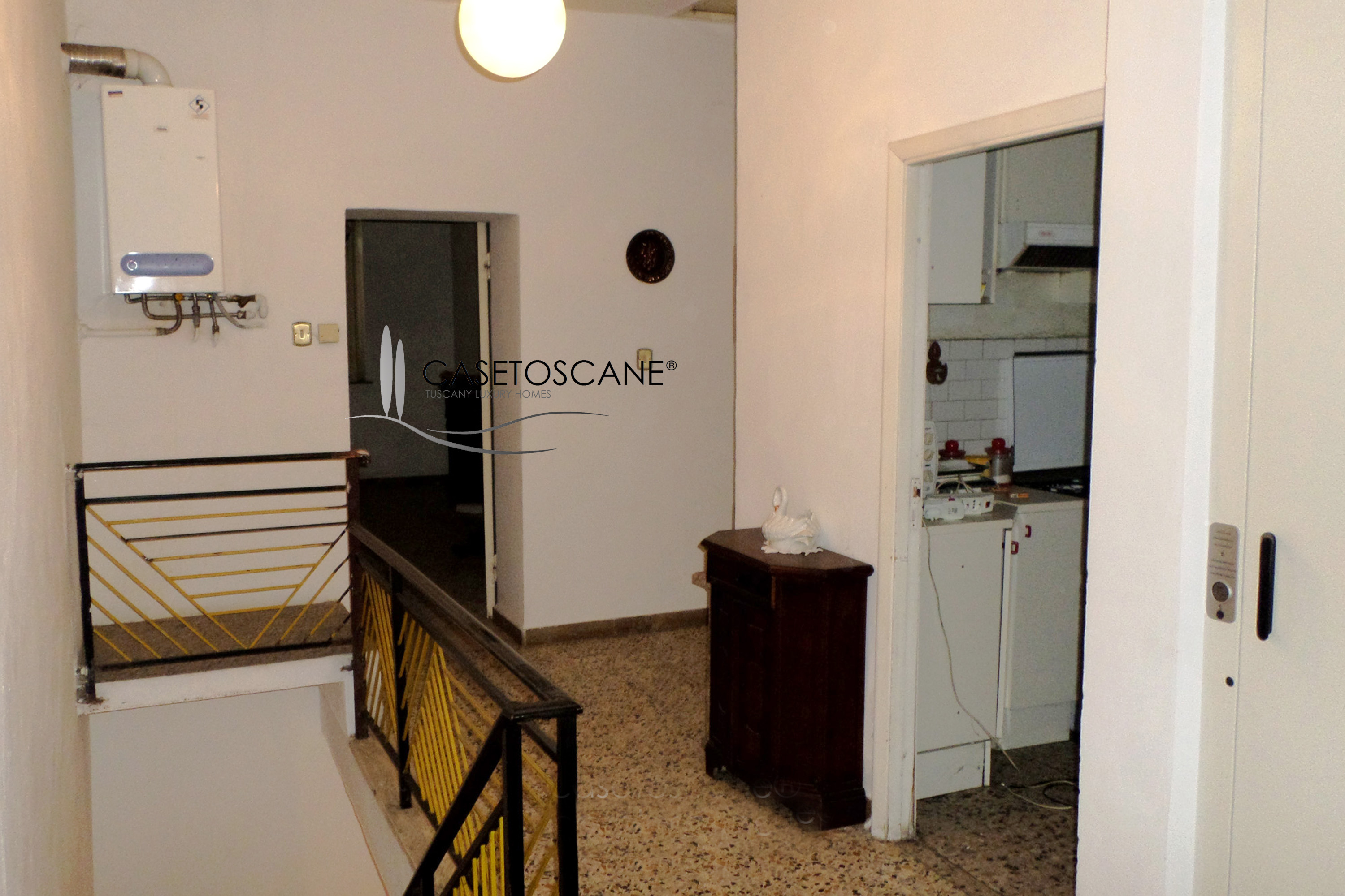 2810 - Porzione di casale parzialmente da ristrutturare di mq.390 circa con annesso e terreno di un ettaro in bella posizione a Lucignano (AR).