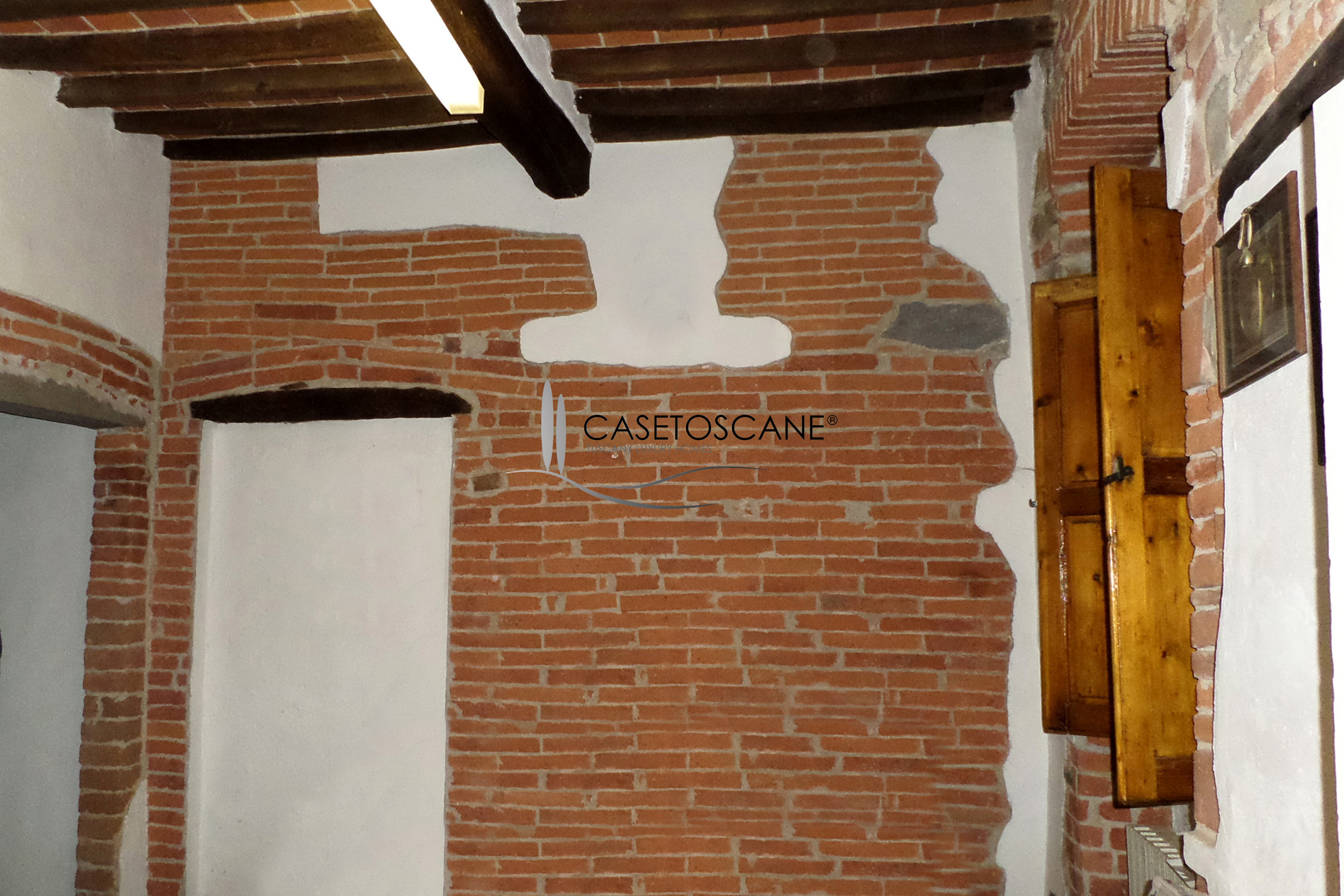 2810 - Porzione di casale parzialmente da ristrutturare di mq.390 circa con annesso e terreno di un ettaro in bella posizione a Lucignano (AR).