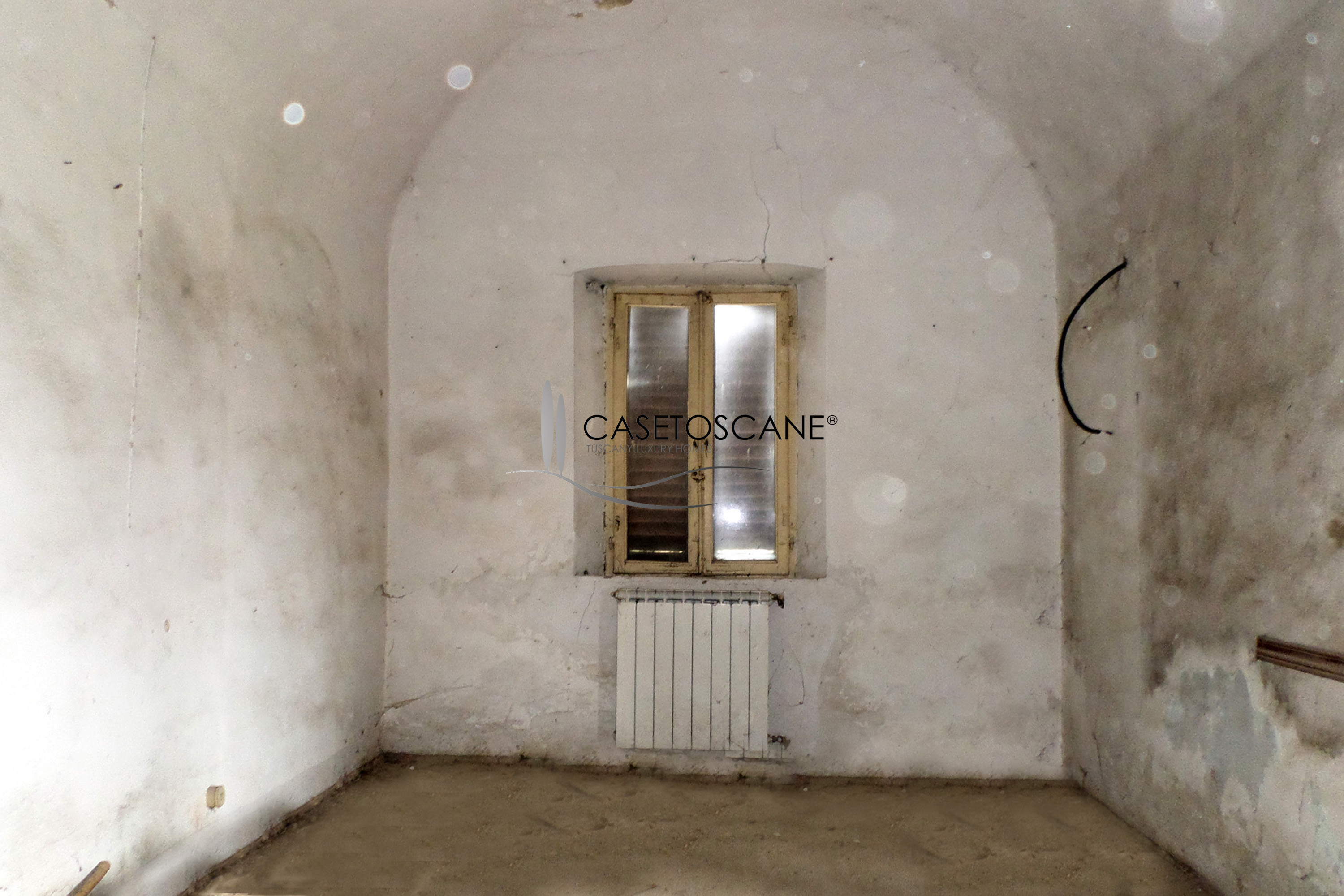 2810 - Porzione di casale parzialmente da ristrutturare di mq.390 circa con annesso e terreno di un ettaro in bella posizione a Lucignano (AR).