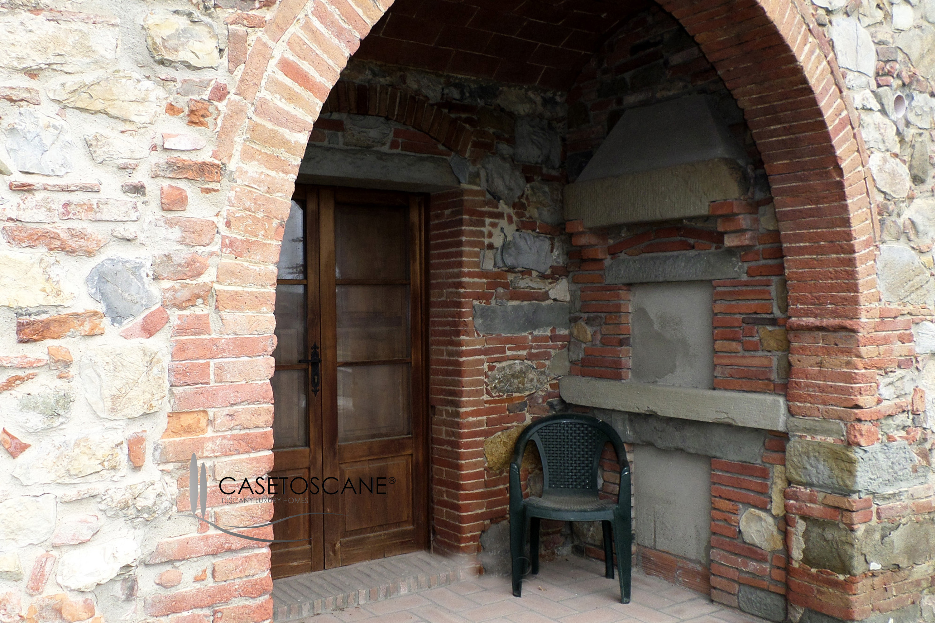 2810 - Porzione di casale parzialmente da ristrutturare di mq.390 circa con annesso e terreno di un ettaro in bella posizione a Lucignano (AR).