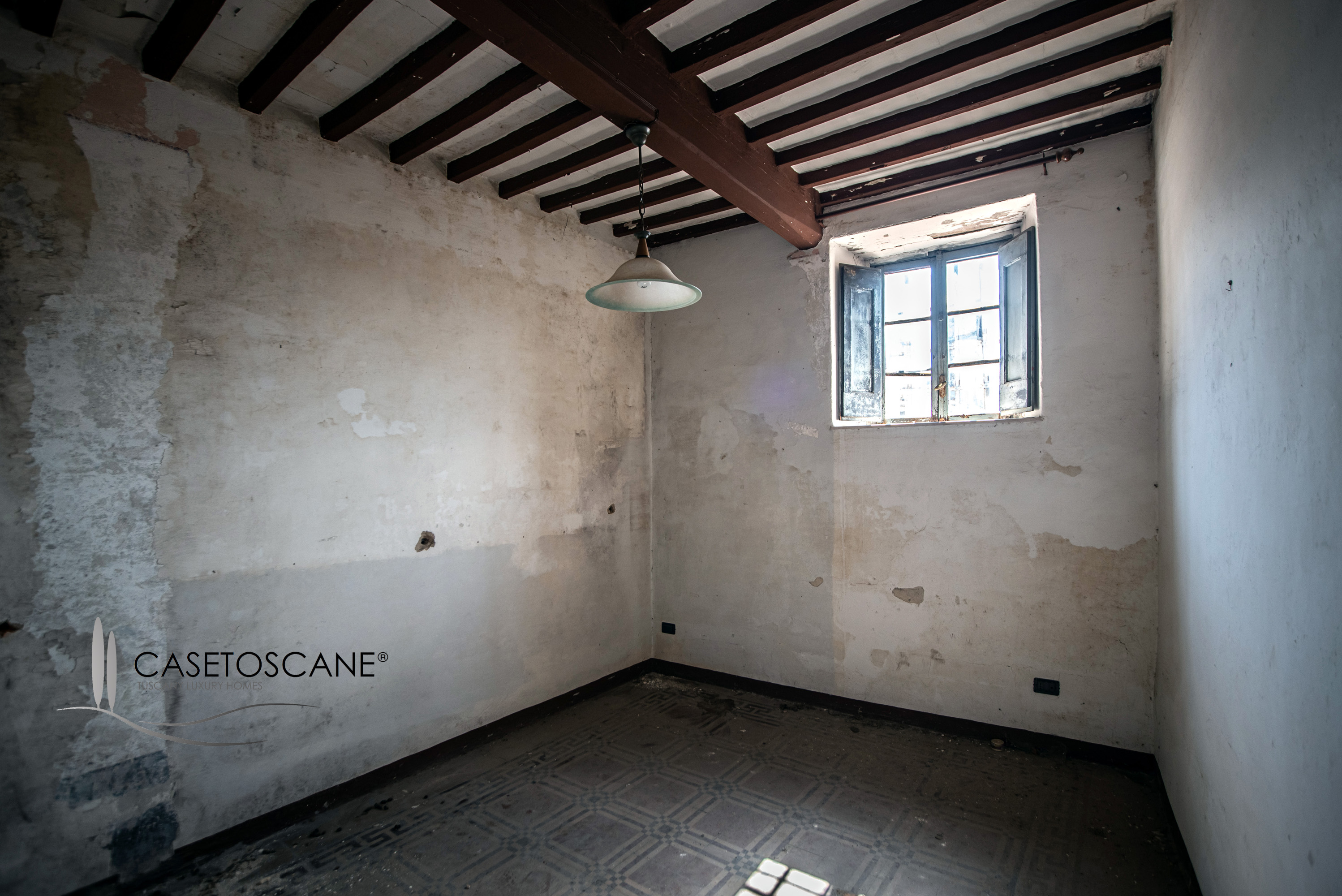 A711 - In edificio storico del 1500, mansarda di mq.90 completamente da ristrutturare al 3°P con due balconi e magnifica vista nel centro storico di Arezzo.