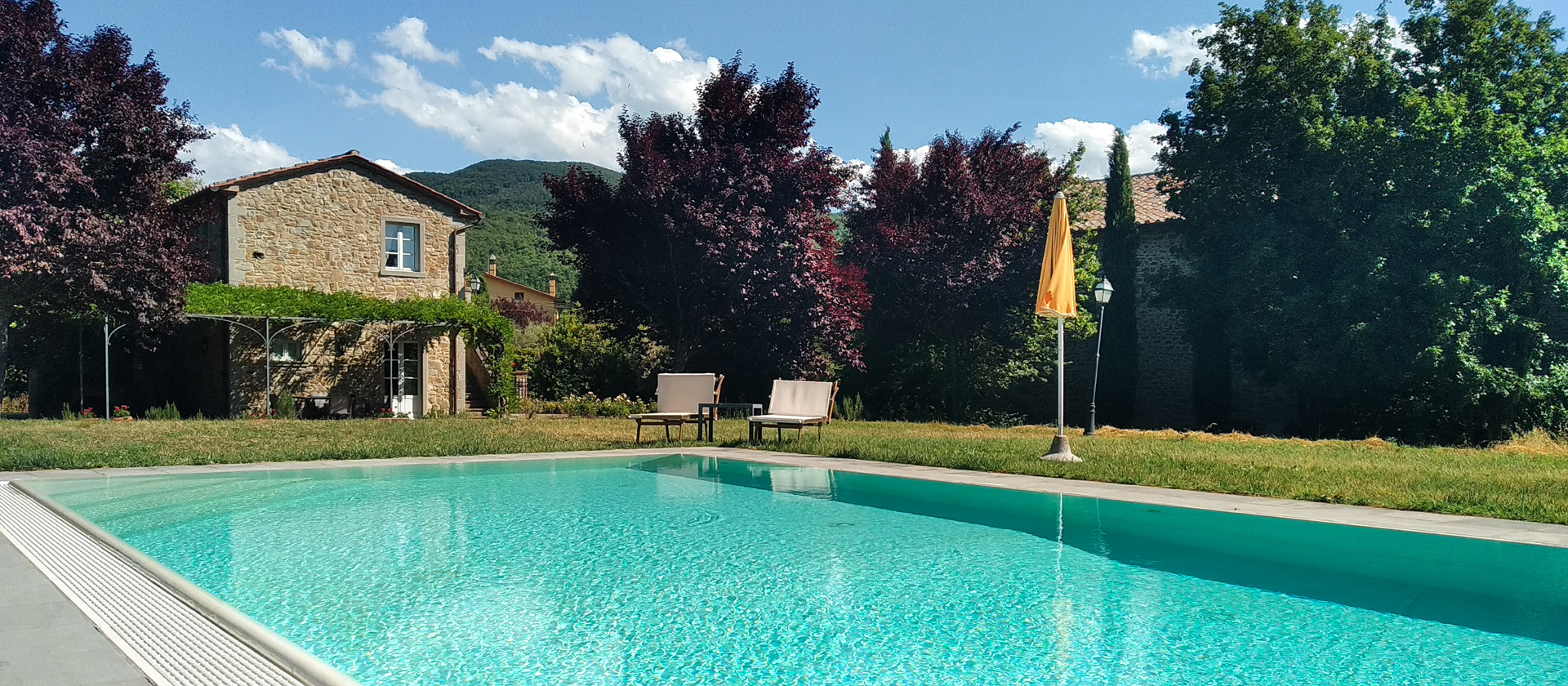 2740 - Casale in pietra di metà 1800, perfettamente ristrutturato, mq.130, parco mq.3500 con piscina nella campagna intorno a Cortona (AR).