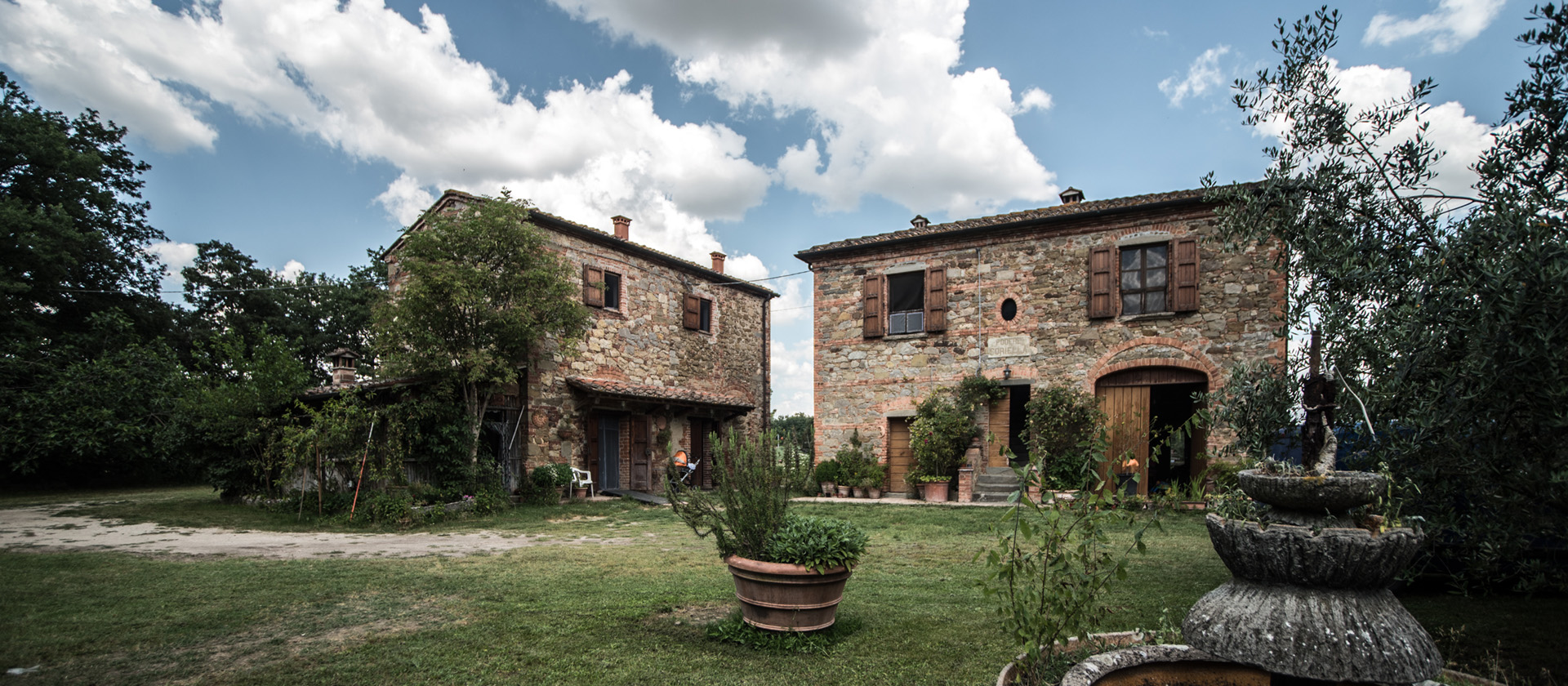 2899 - Antico casale in buone condizioni con dependance e ha.4 di terreno a Lucignano (AR).