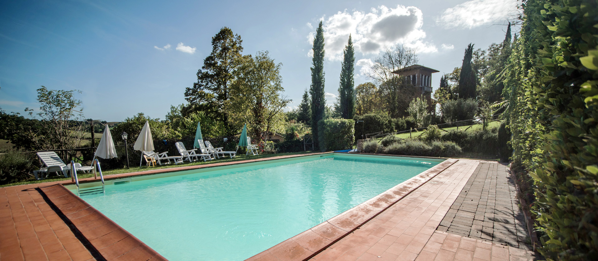 2930 - Proprietà di prestigio con villa liberty e casale ristrutturato, con accesso al lago di Montepulciano (Siena).