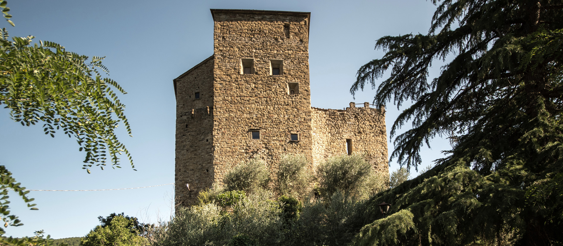 3077 - Antico castello dell'anno 1000 di mq.700 circa in buone condizioni in posizione dominante nella magnifica area del Casentino (AR).