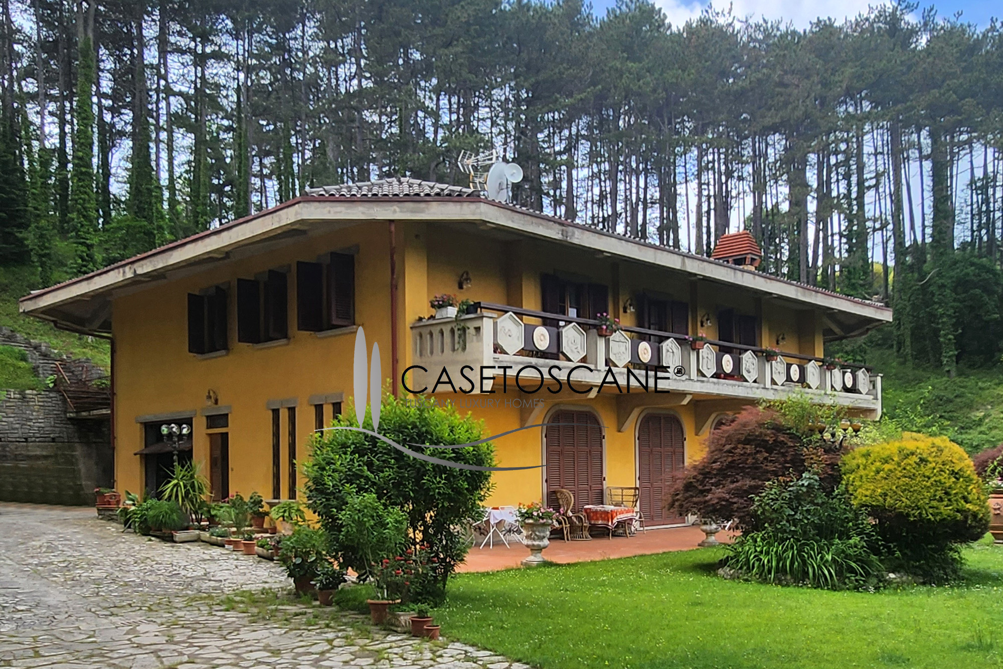 S253 - Villa signorile degli anni '30 in ottime condizioni, di mq.380 con parco di ha.1,5 nelle colline intorno ad Arezzo.