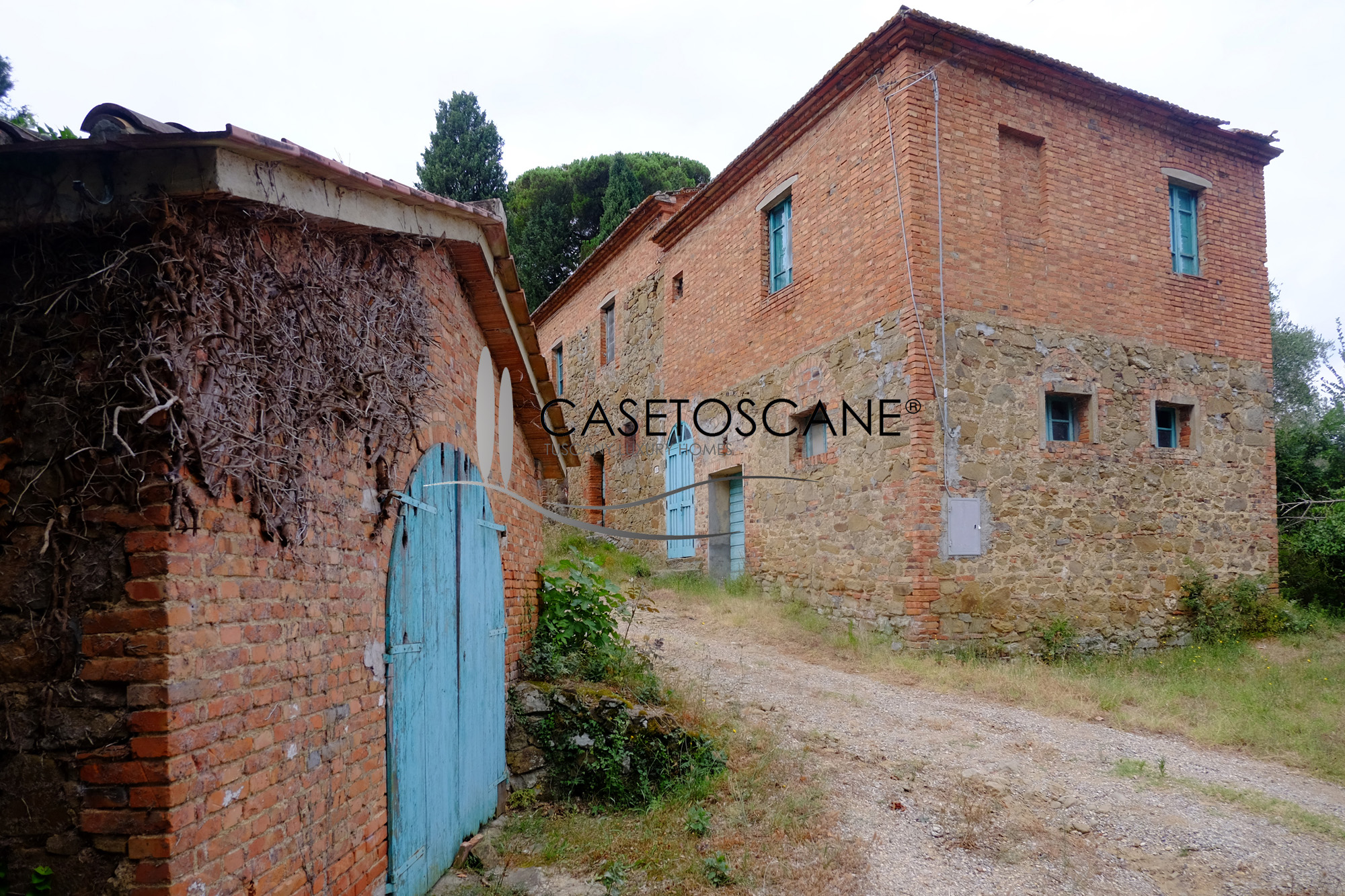 3166 - Porzione di casale da ristrutturare di circa mq.110 con annesso di mq.40 e terreno agricolo di ha.4,5 con lago nelle colline intorno a Sinalunga (SI).