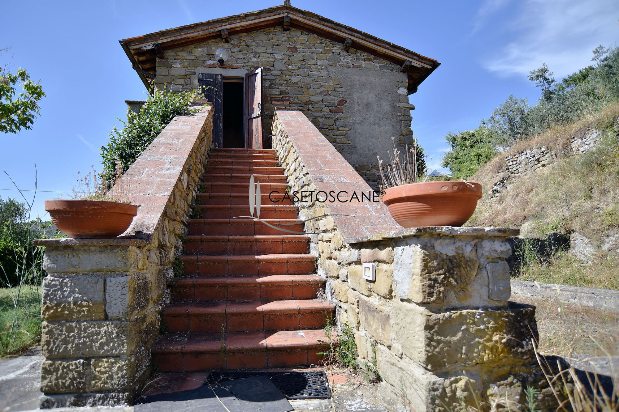 2689 - Casale parzialmente già abitabile di mq.150 con terreno di circa ha.1 con possibilità di ampliamento e piscina nelle colline di Cortona (AR).