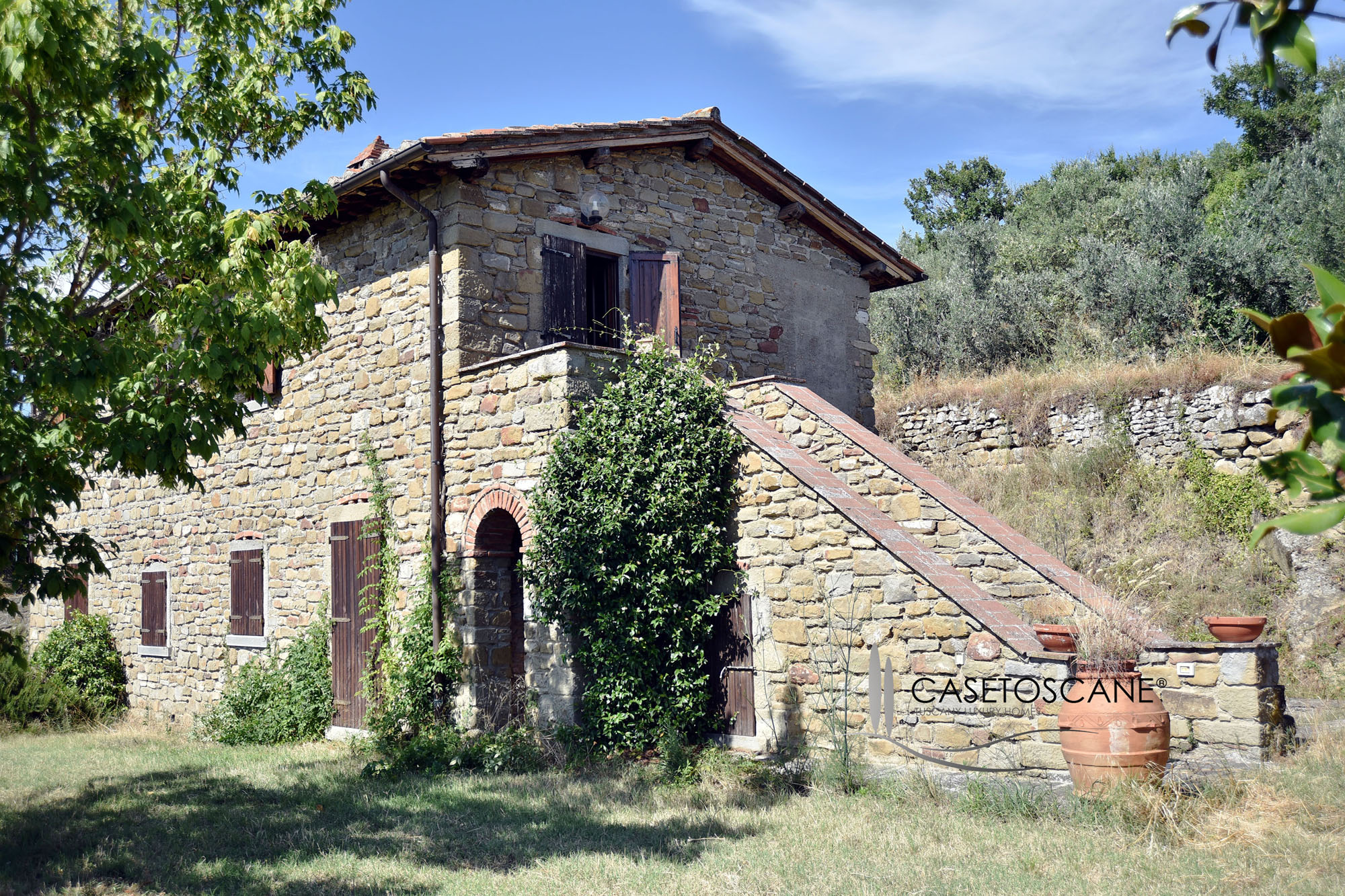 2689 - Casale parzialmente già abitabile di mq.150 con terreno di circa ha.1 con possibilità di ampliamento e piscina nelle colline di Cortona (AR).