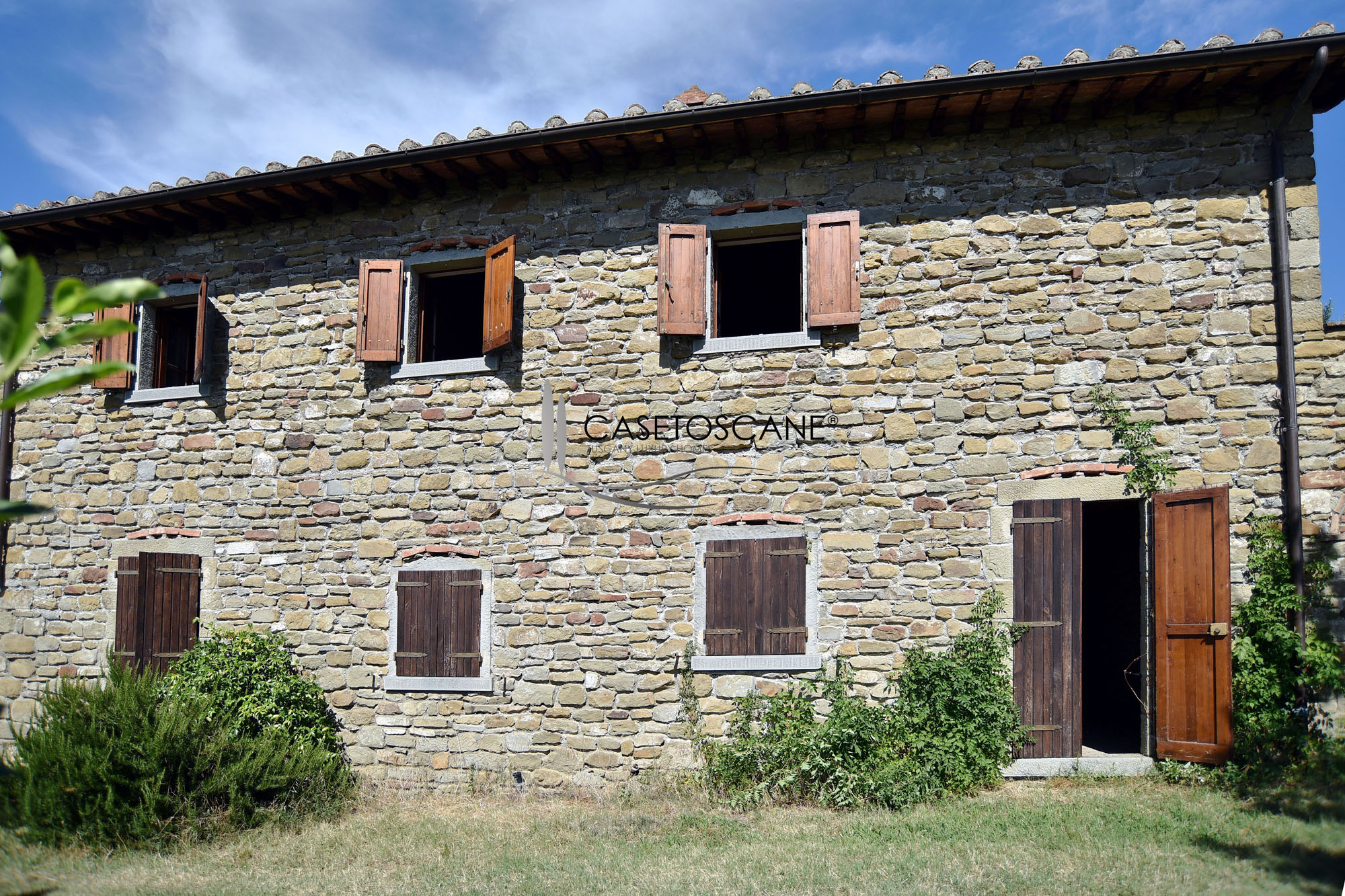 2689 - Casale parzialmente già abitabile di mq.150 con terreno di circa ha.1 con possibilità di ampliamento e piscina nelle colline di Cortona (AR).