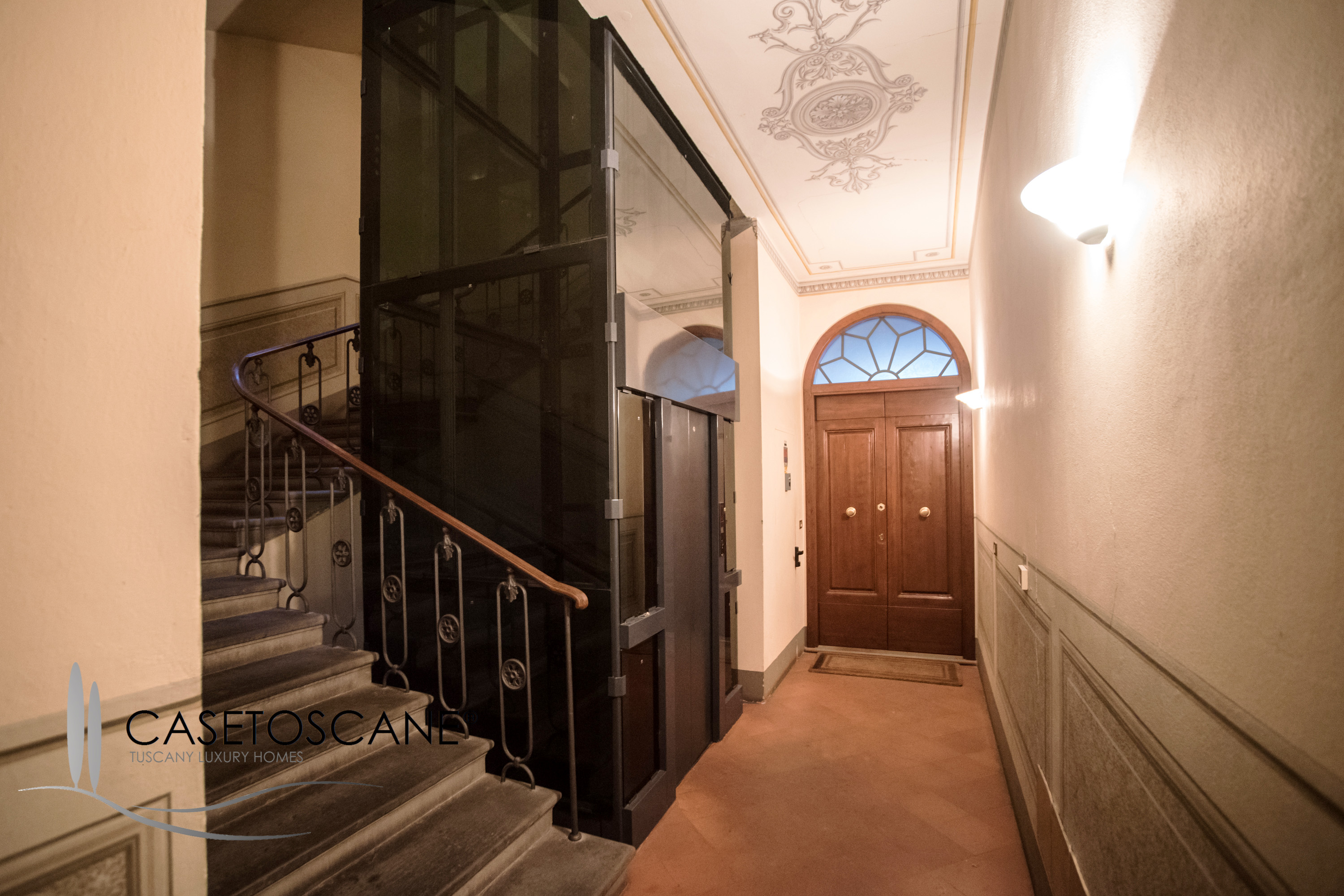 3173 - Stupendo appartamento di mq.210 all'ultimo piano con ascensore in antico palazzo d'epoca nel centro storico di Lucignano (AR).