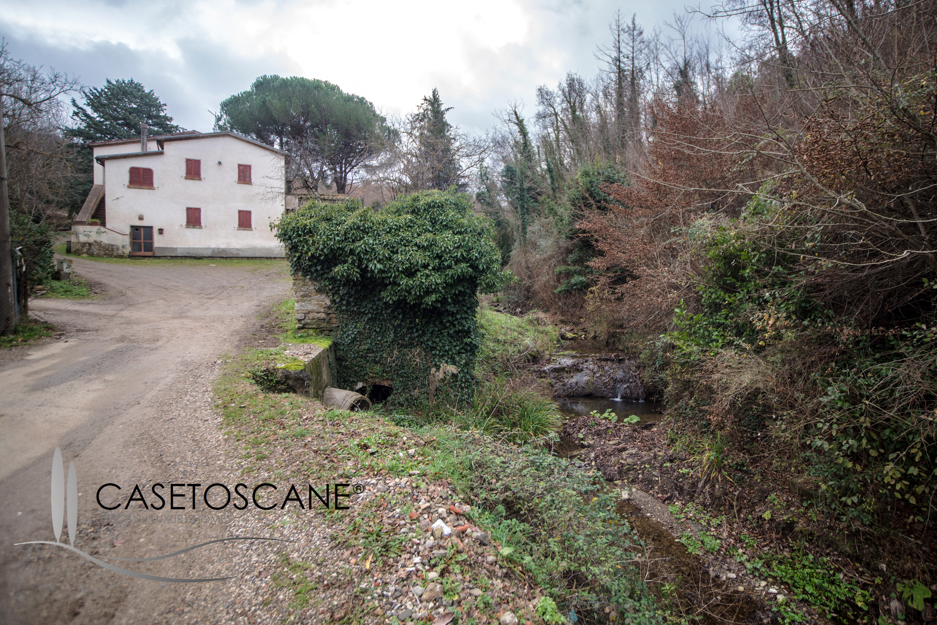 S254 - Casale di fine '800 di mq.250 da ristrutturare con terreno ha.2 con torrente in ottima posizione a soli 5' dal centro di Arezzo.