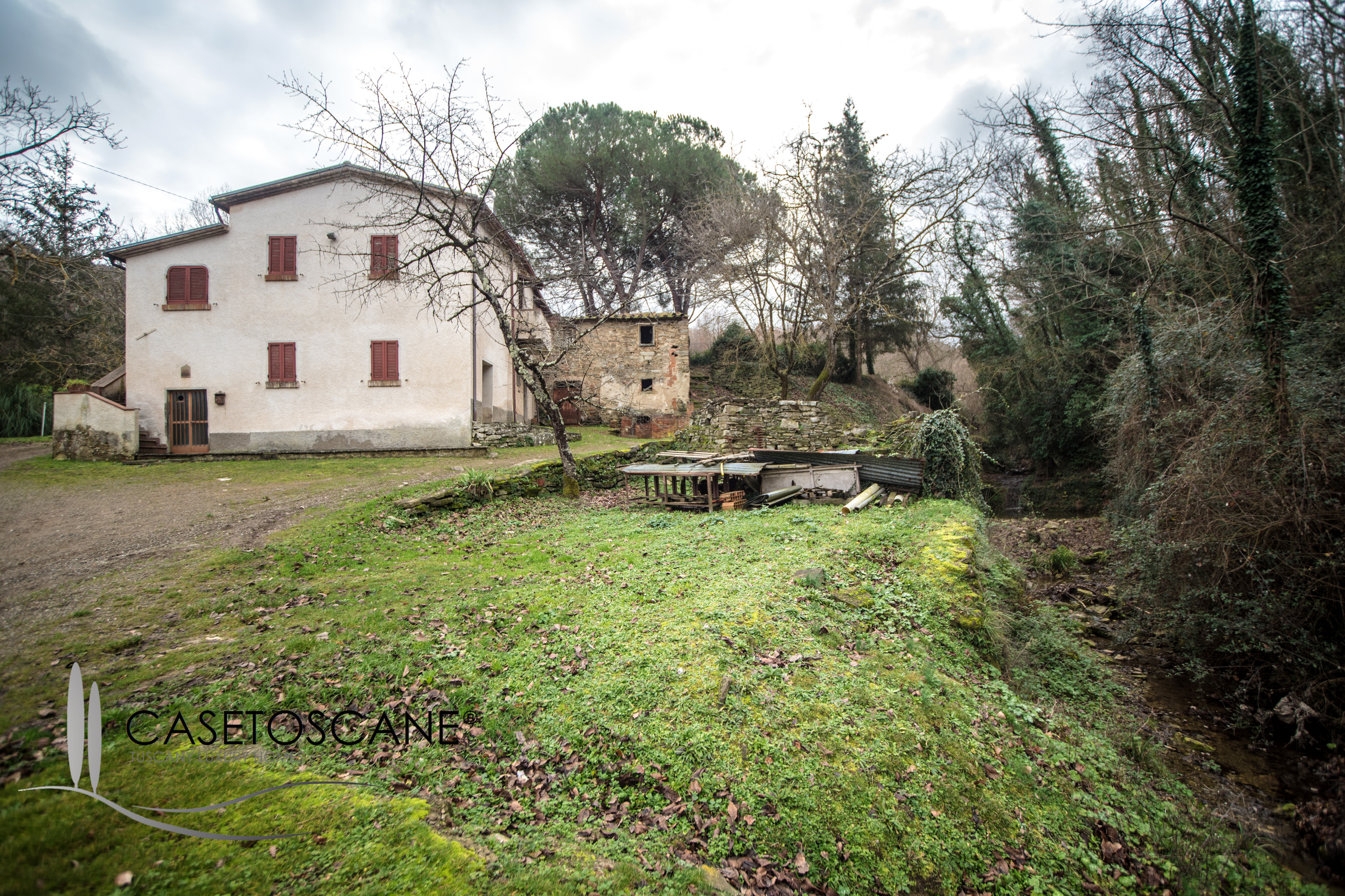 S254 - Casale di fine '800 di mq.250 da ristrutturare con terreno ha.2 con torrente in ottima posizione a soli 5' dal centro di Arezzo.