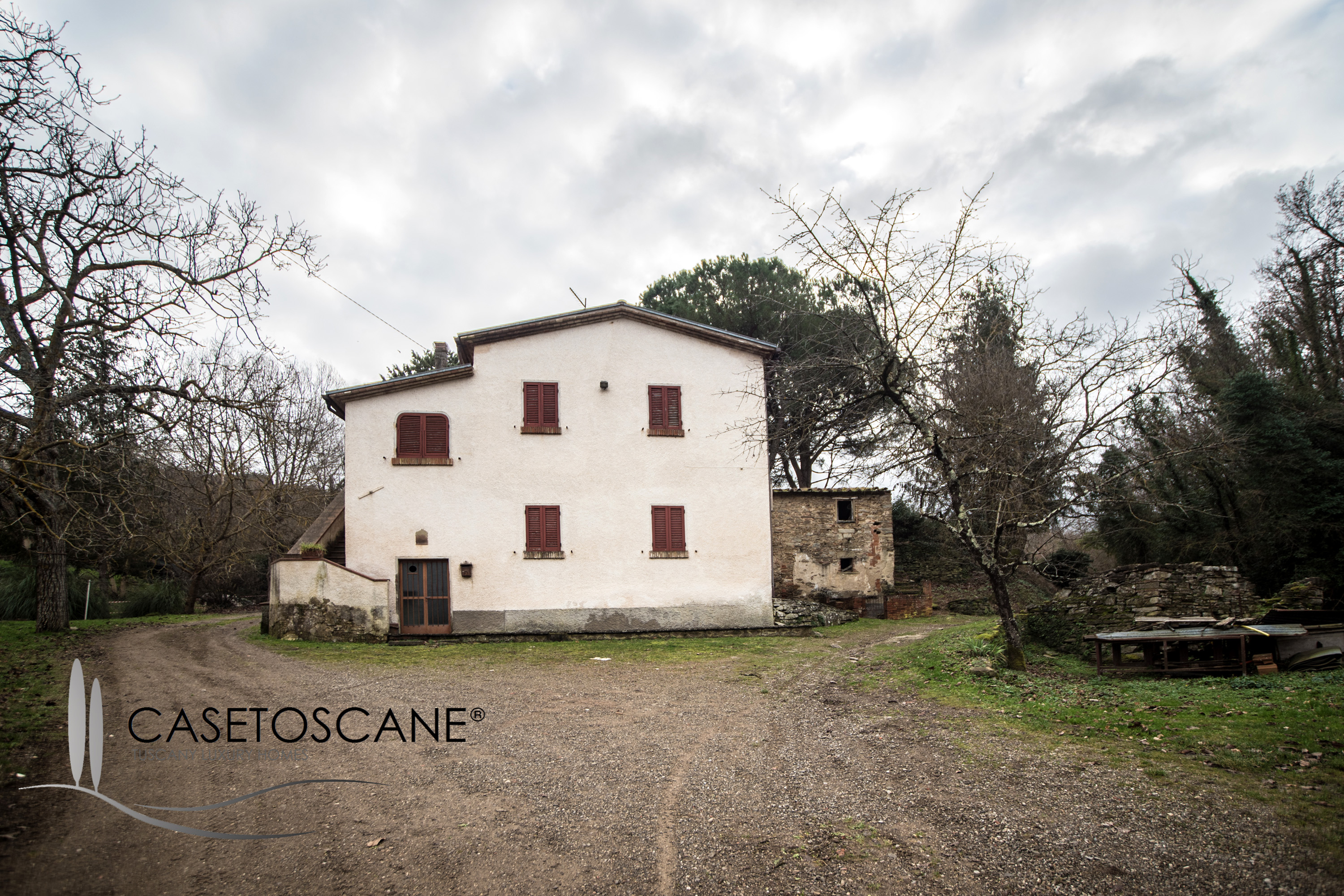 S254 - Casale di fine '800 di mq.250 da ristrutturare con terreno ha.2 con torrente in ottima posizione a soli 5' dal centro di Arezzo.