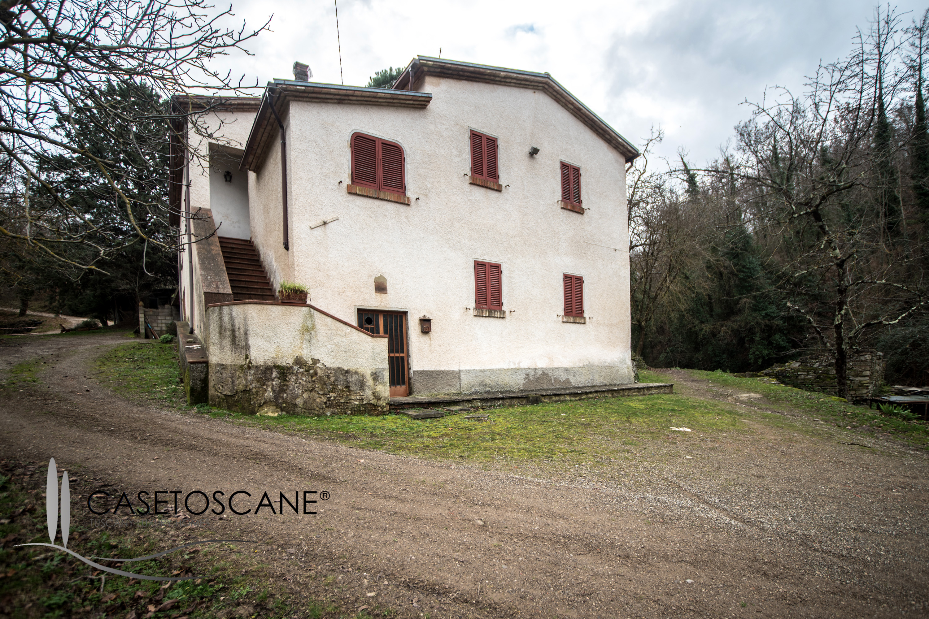 S254 - Casale di fine '800 di mq.250 da ristrutturare con terreno ha.2 con torrente in ottima posizione a soli 5' dal centro di Arezzo.