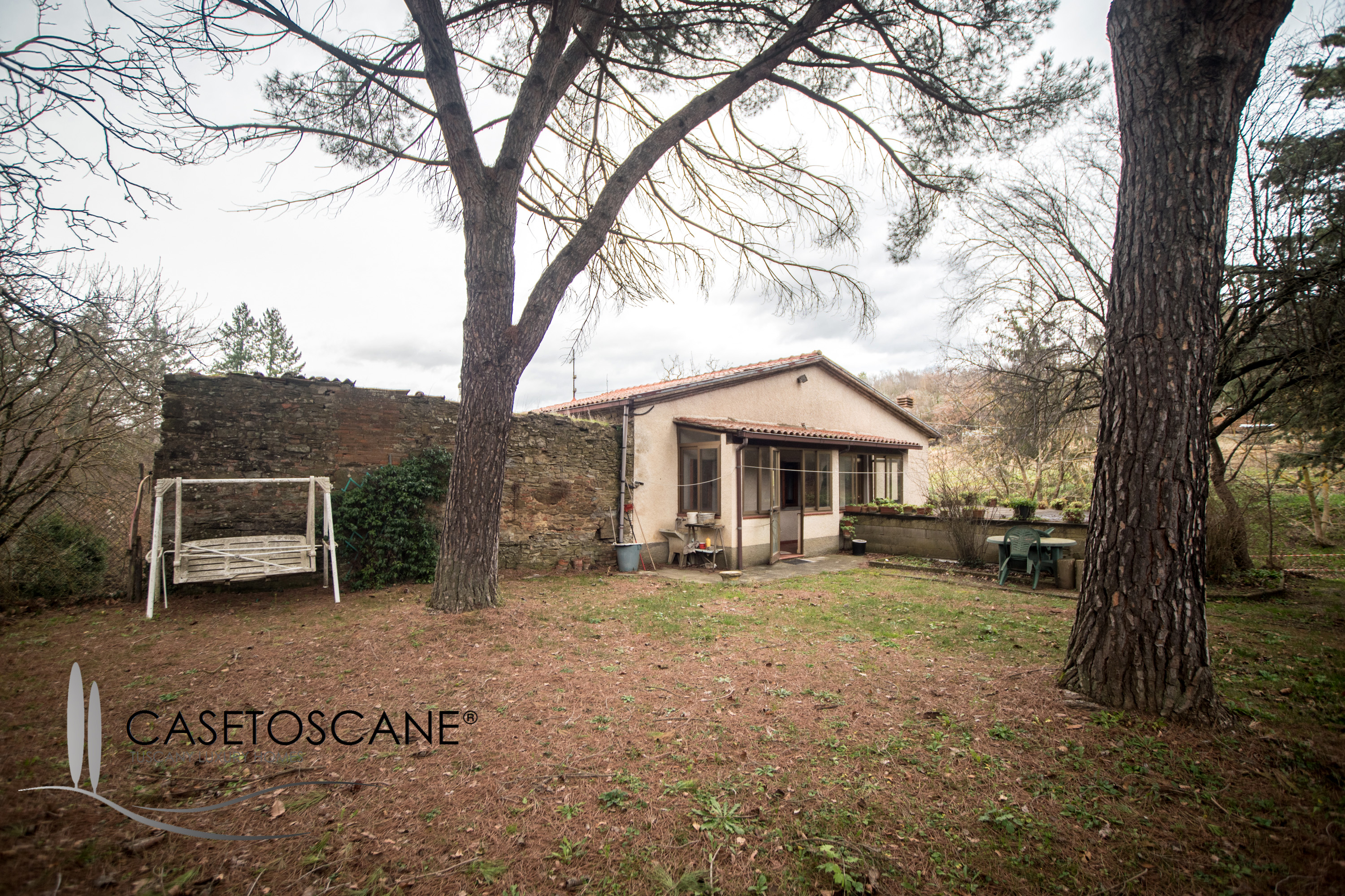 S254 - Casale di fine '800 di mq.250 da ristrutturare con terreno ha.2 con torrente in ottima posizione a soli 5' dal centro di Arezzo.