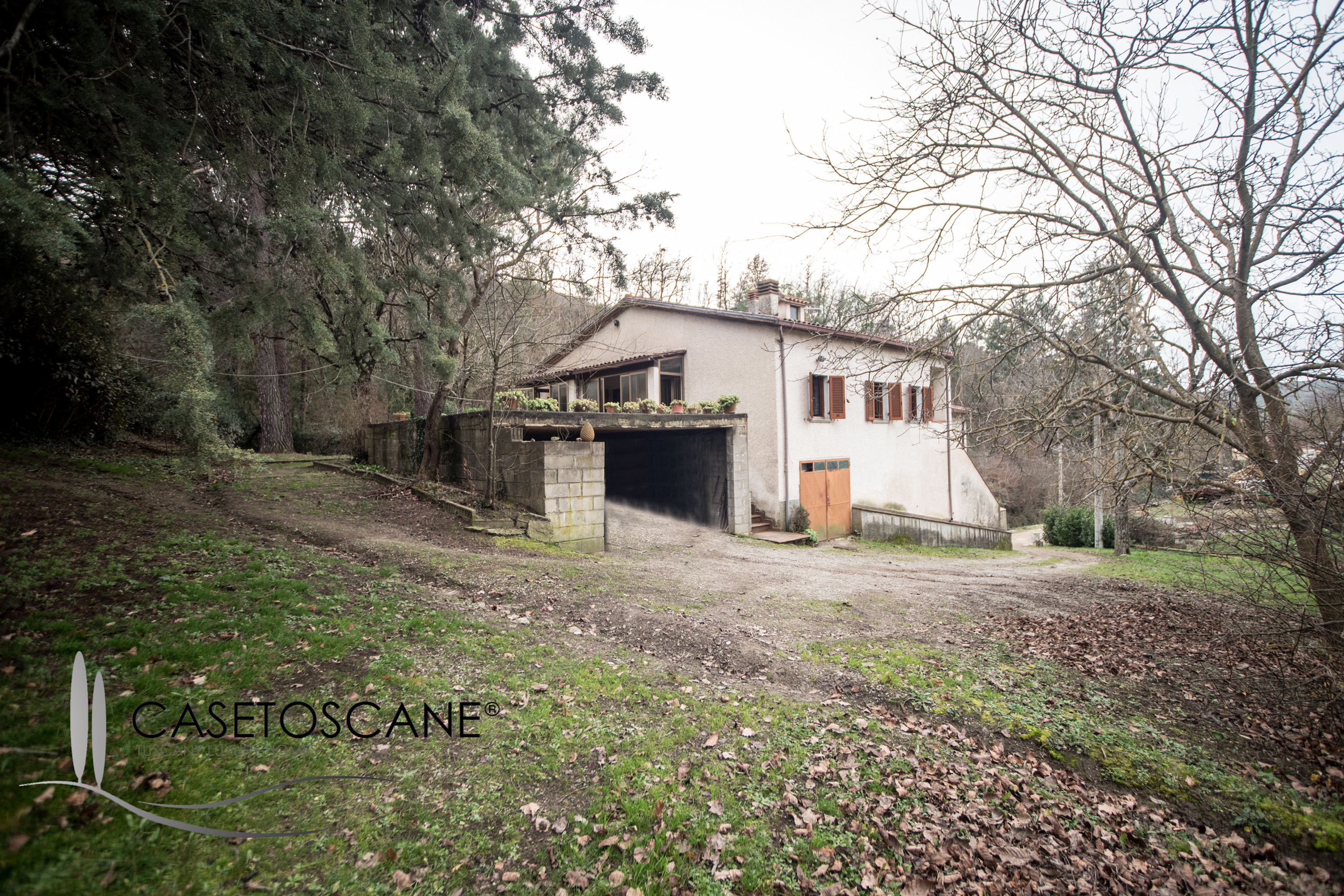 S254 - Casale di fine '800 di mq.250 da ristrutturare con terreno ha.2 con torrente in ottima posizione a soli 5' dal centro di Arezzo.