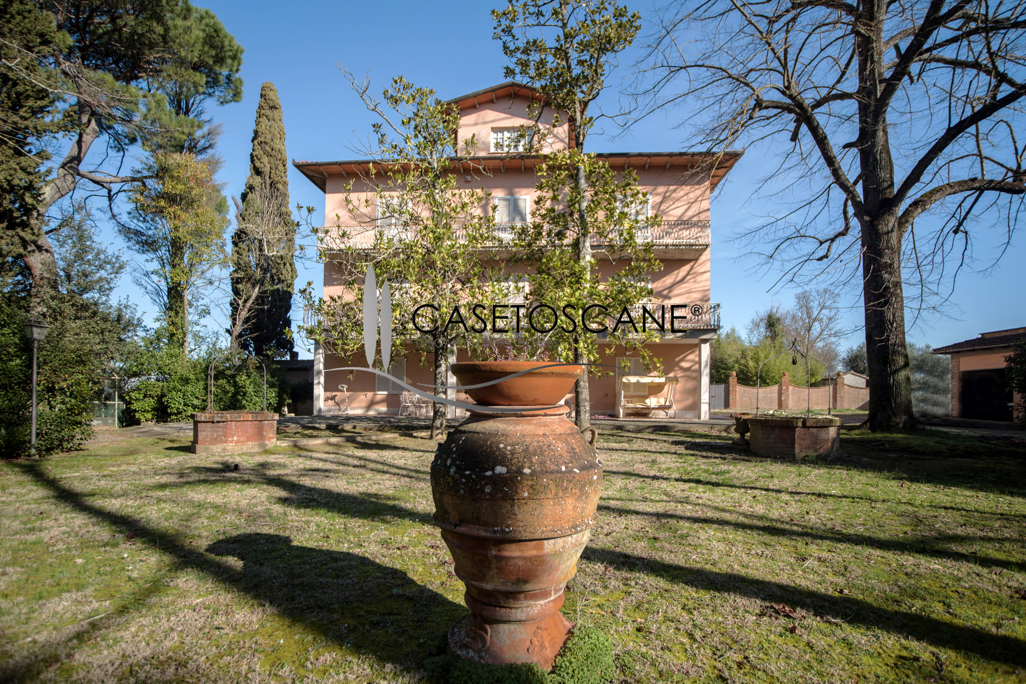 3180 - Prestigiosa villa di oltre mq.1.000 con due appartamenti, annessi, piscina, campo da tennis, parco e terreno di ha.6 a Lucignano (AR).