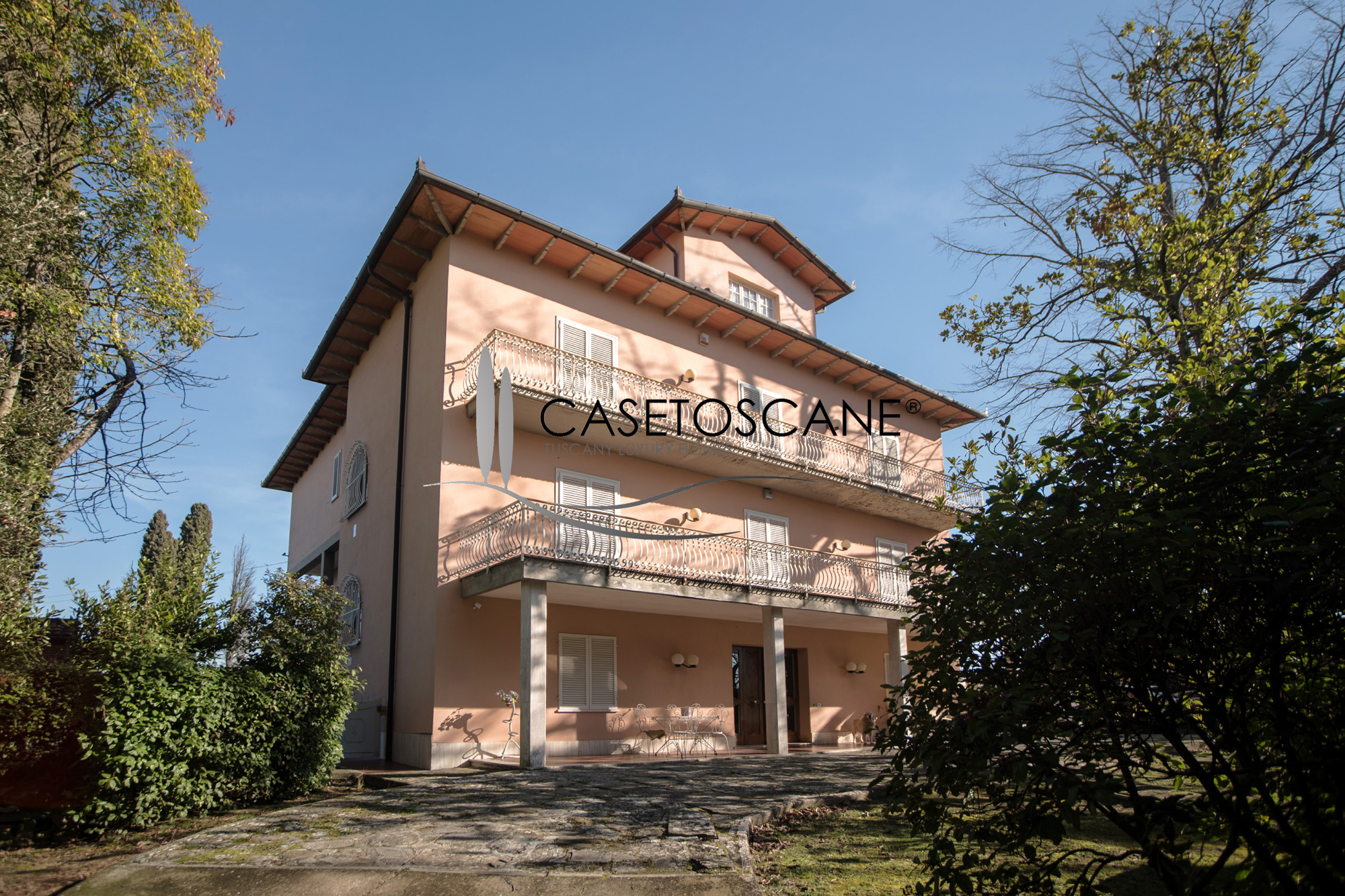 3180 - Prestigiosa villa di oltre mq.1.000 con due appartamenti, annessi, piscina, campo da tennis, parco e terreno di ha.6 a Lucignano (AR).