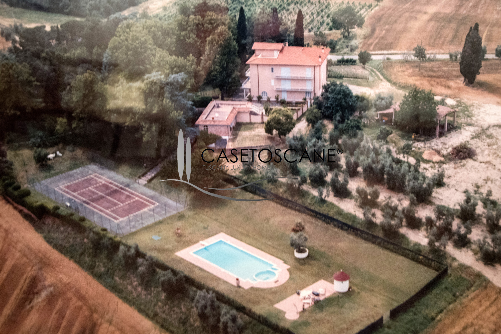 3180 - Prestigiosa villa di oltre mq.1.000 con due appartamenti, annessi, piscina, campo da tennis, parco e terreno di ha.6 a Lucignano (AR).