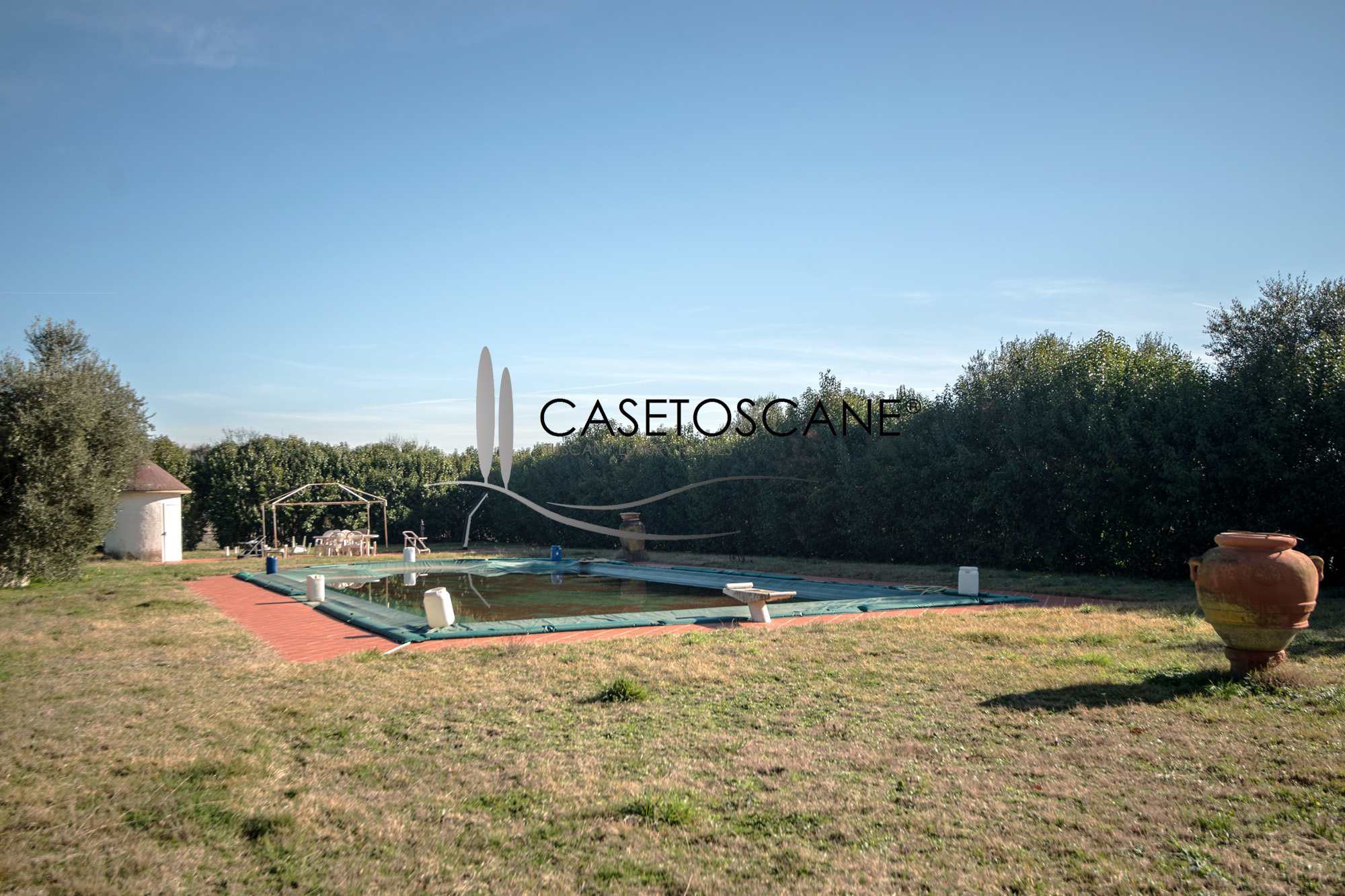 3180 - Prestigiosa villa di oltre mq.1.000 con due appartamenti, annessi, piscina, campo da tennis, parco e terreno di ha.6 a Lucignano (AR).