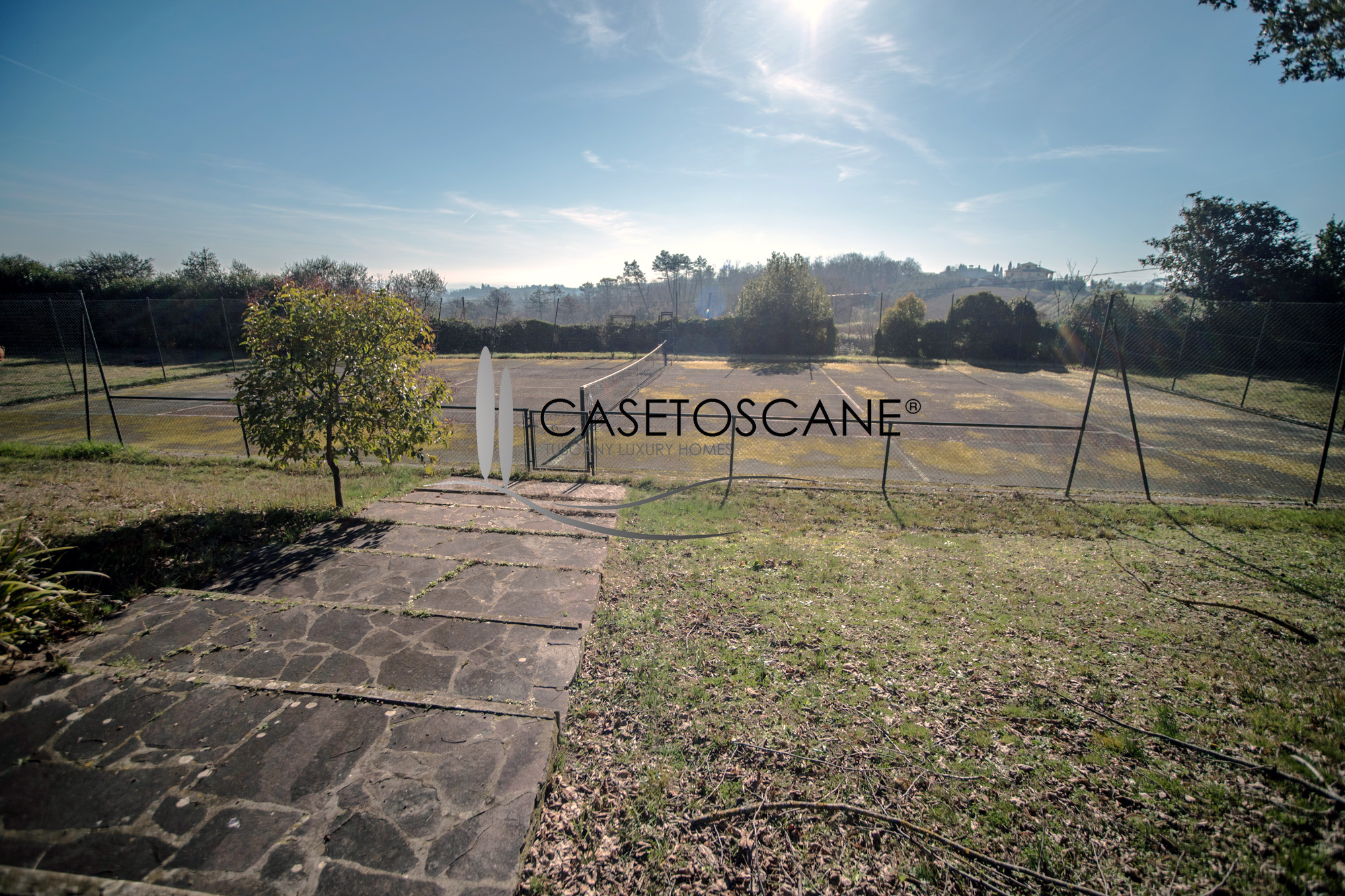 3180 - Prestigiosa villa di oltre mq.1.000 con due appartamenti, annessi, piscina, campo da tennis, parco e terreno di ha.6 a Lucignano (AR).