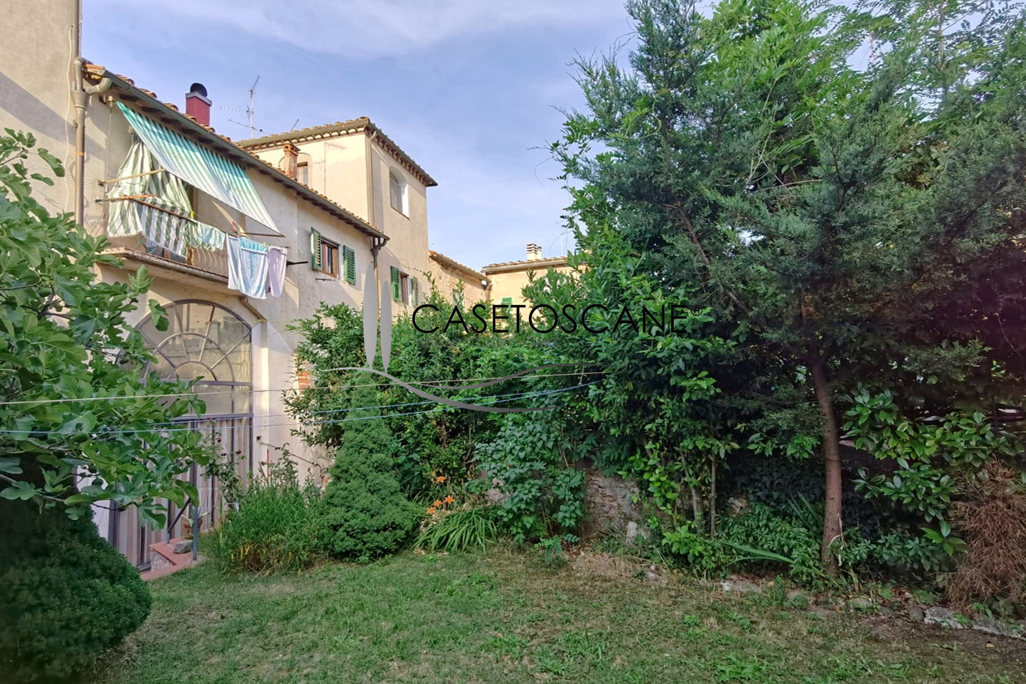 3181 - Appartamento di mq.110 al P1° in palazzo del 1500, con bellissimo giardino di mq.120 nel centro storico di Bucine (AR).