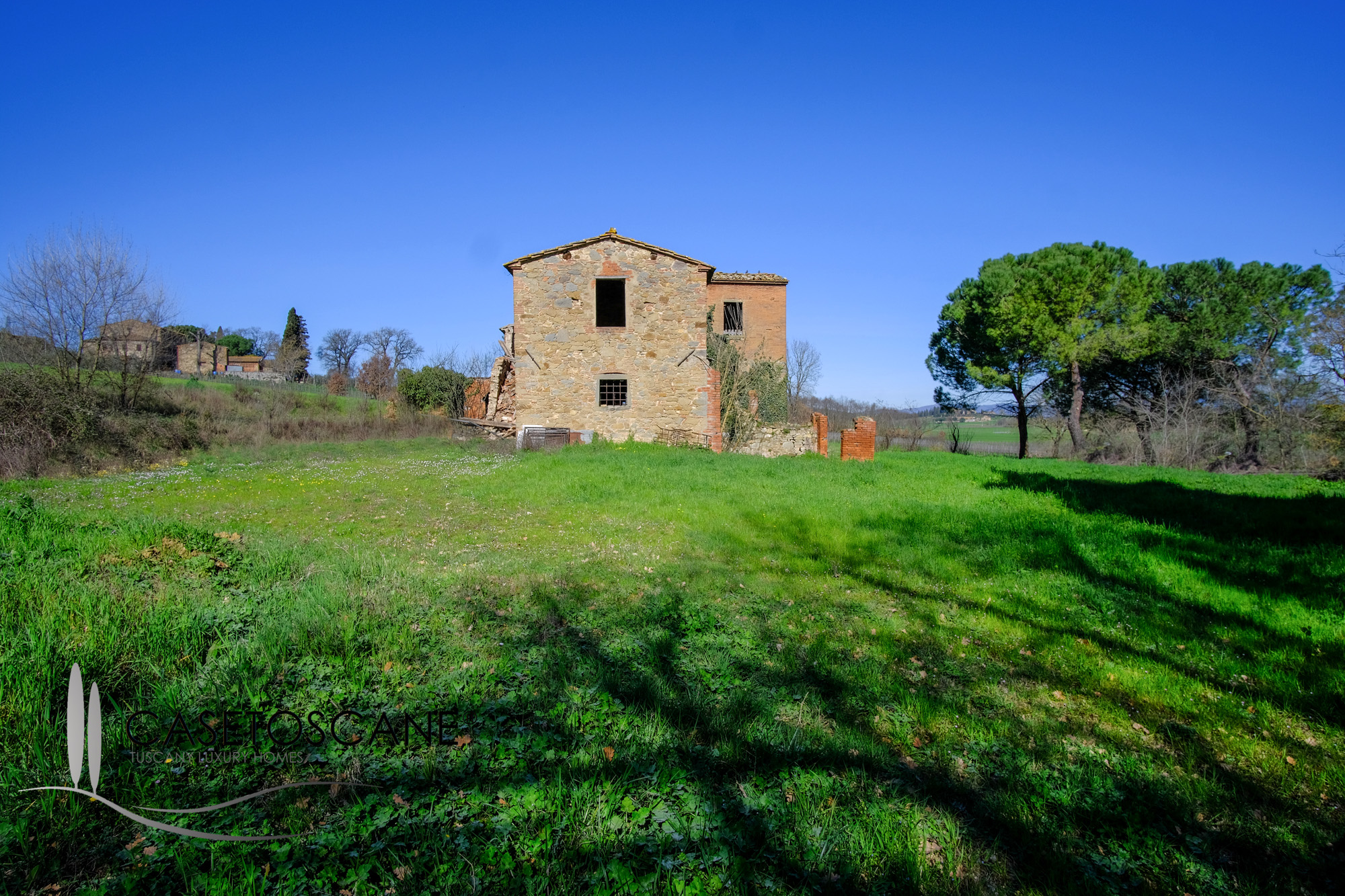 3182 - Antico casale completamente da ristrutturare, di circa mq.200 con ampio terreno agricolo di ha.2 con olivi e seminativo a Lucignano (AR).