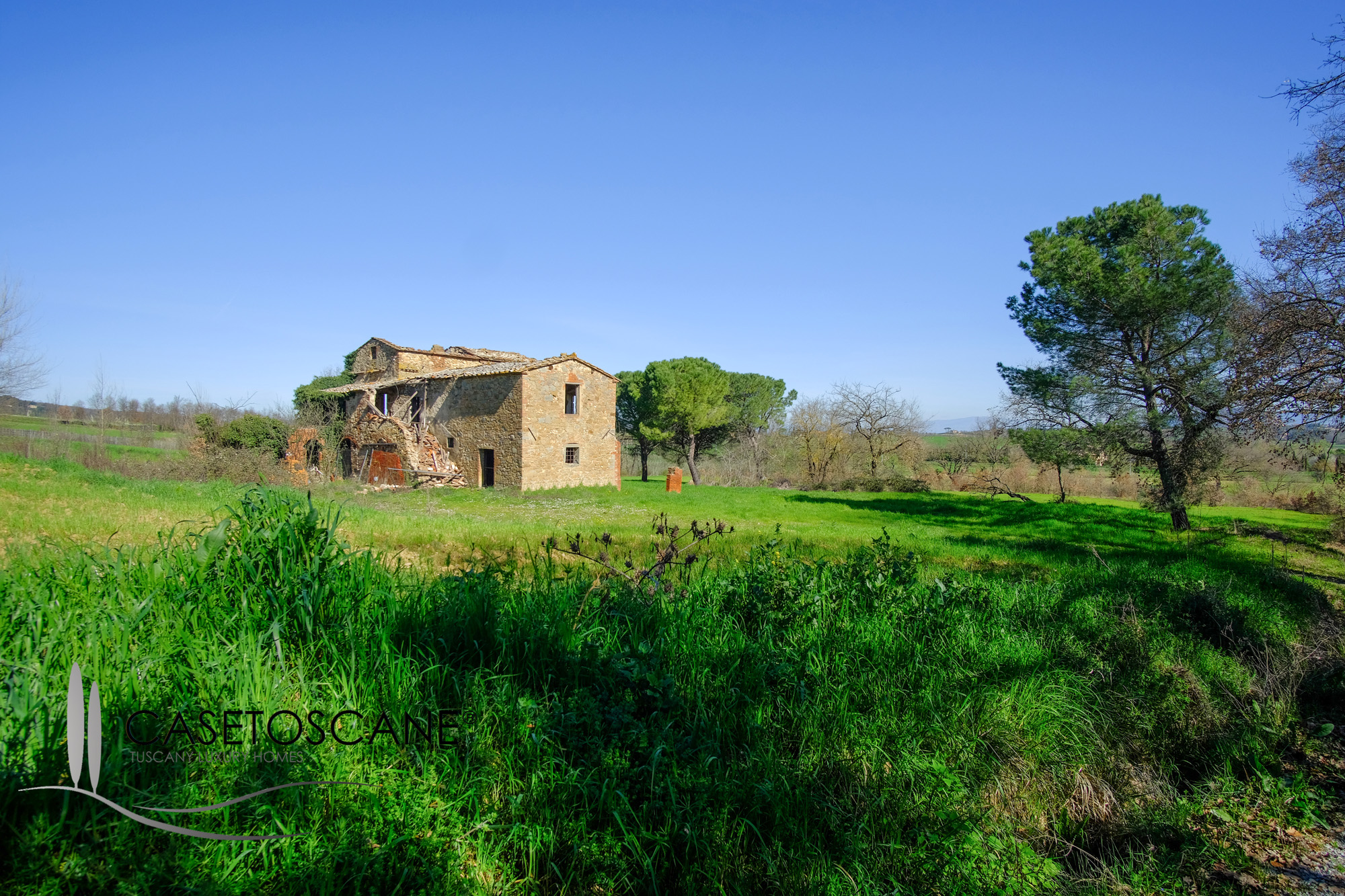 3182 - Antico casale completamente da ristrutturare, di circa mq.200 con ampio terreno agricolo di ha.2 con olivi e seminativo a Lucignano (AR).