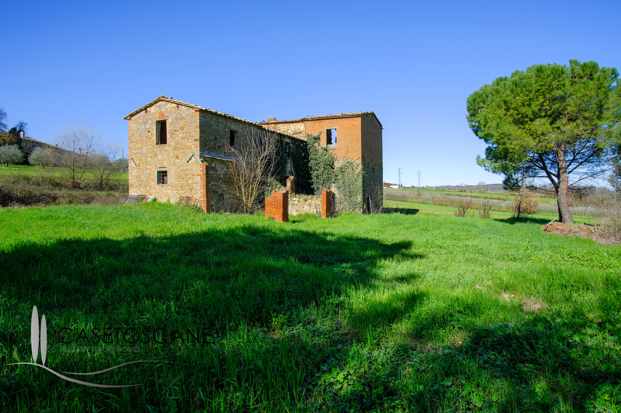 3182 - Antico casale completamente da ristrutturare, di circa mq.200 con ampio terreno agricolo di ha.2 con olivi e seminativo a Lucignano (AR).