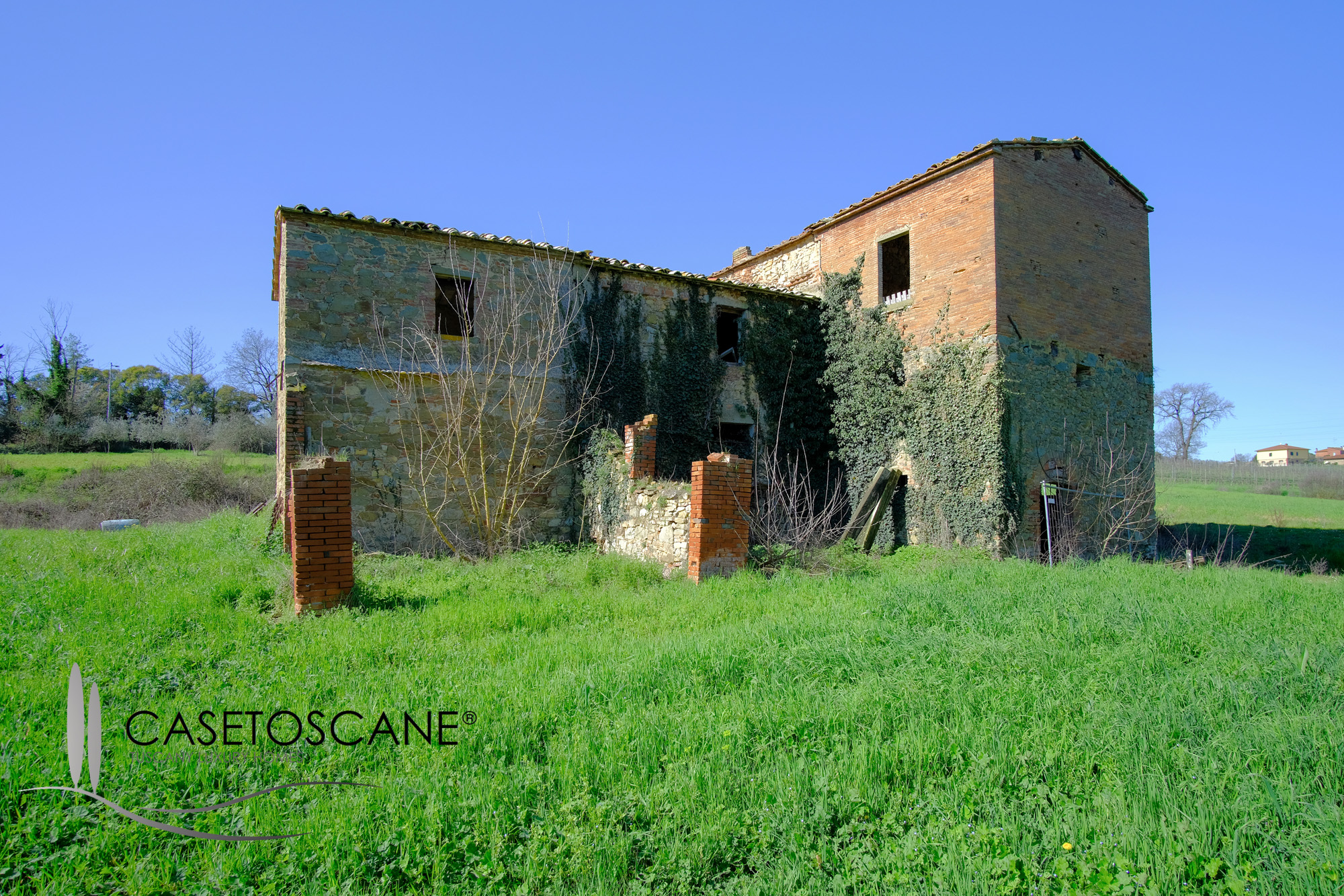 3182 - Antico casale completamente da ristrutturare, di circa mq.200 con ampio terreno agricolo di ha.2 con olivi e seminativo a Lucignano (AR).