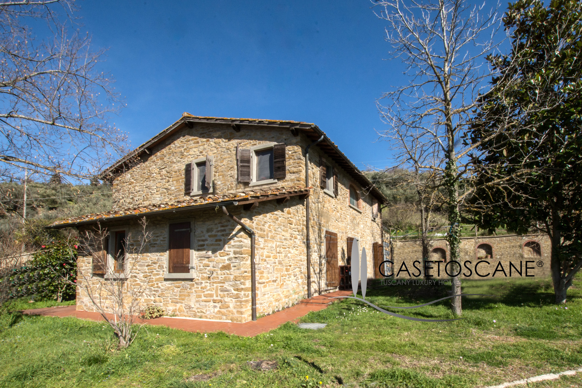 S256 - Casale in pietra di circa mq.300 in condizioni già abitabili, con terreno di mq.5.500. Panoramico nelle colline a 5' da Arezzo.