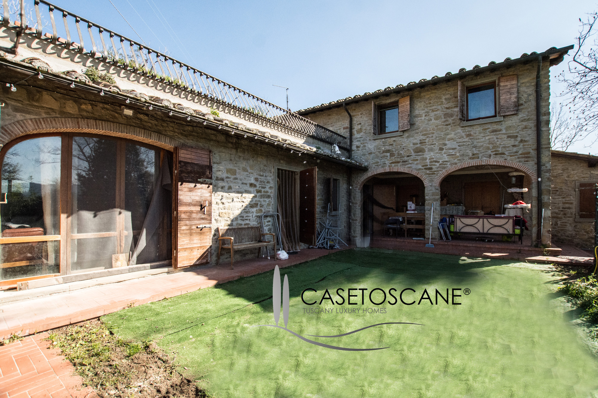 S256 - Casale in pietra di circa mq.300 in condizioni già abitabili, con terreno di mq.5.500. Panoramico nelle colline a 5' da Arezzo.