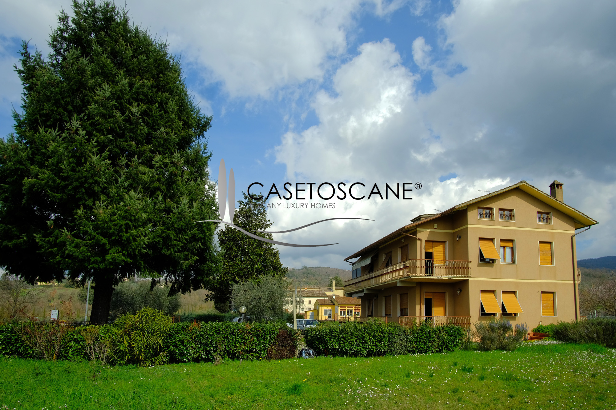 S257 - Arezzo, pressi città. Abitazione singola parzialmente da rivedere, con due appartamenti di mq.130/cad, ampi garage, giardino mq.1500.