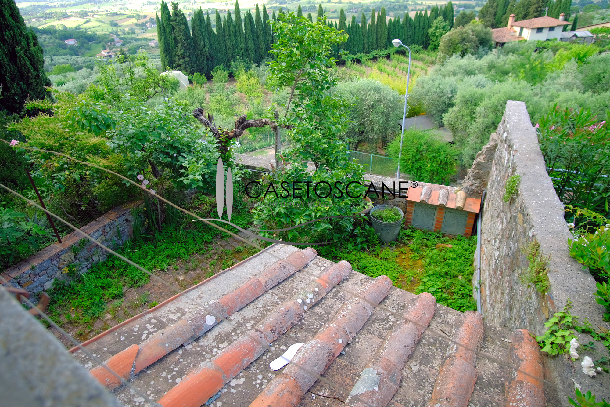 3189 - Lucignano (AR). Centro storico, appartamento mq.120 da ristrutturare, P1°, di mq.120 oltre a cantina e giardino privati.