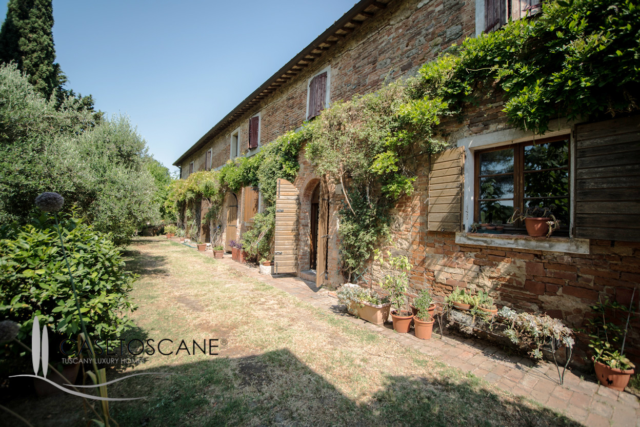 2061 - Antico casale ristrutturato con dependance per circa mq.1.000 coperti, con parco privato a Chiusi (SI).
