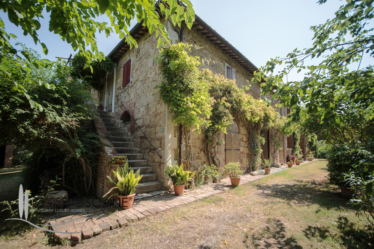 2061 - Antico casale ristrutturato con dependance per circa mq.1.000 coperti, con parco privato a Chiusi (SI).