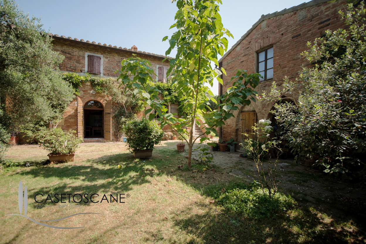 2061 - Antico casale ristrutturato con dependance per circa mq.1.000 coperti, con parco privato a Chiusi (SI).