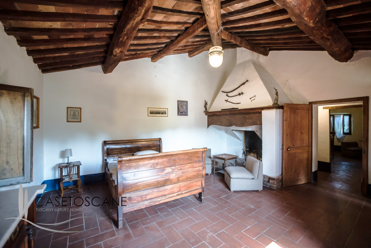 2061 - Antico casale ristrutturato con dependance per circa mq.1.000 coperti, con parco privato a Chiusi (SI).