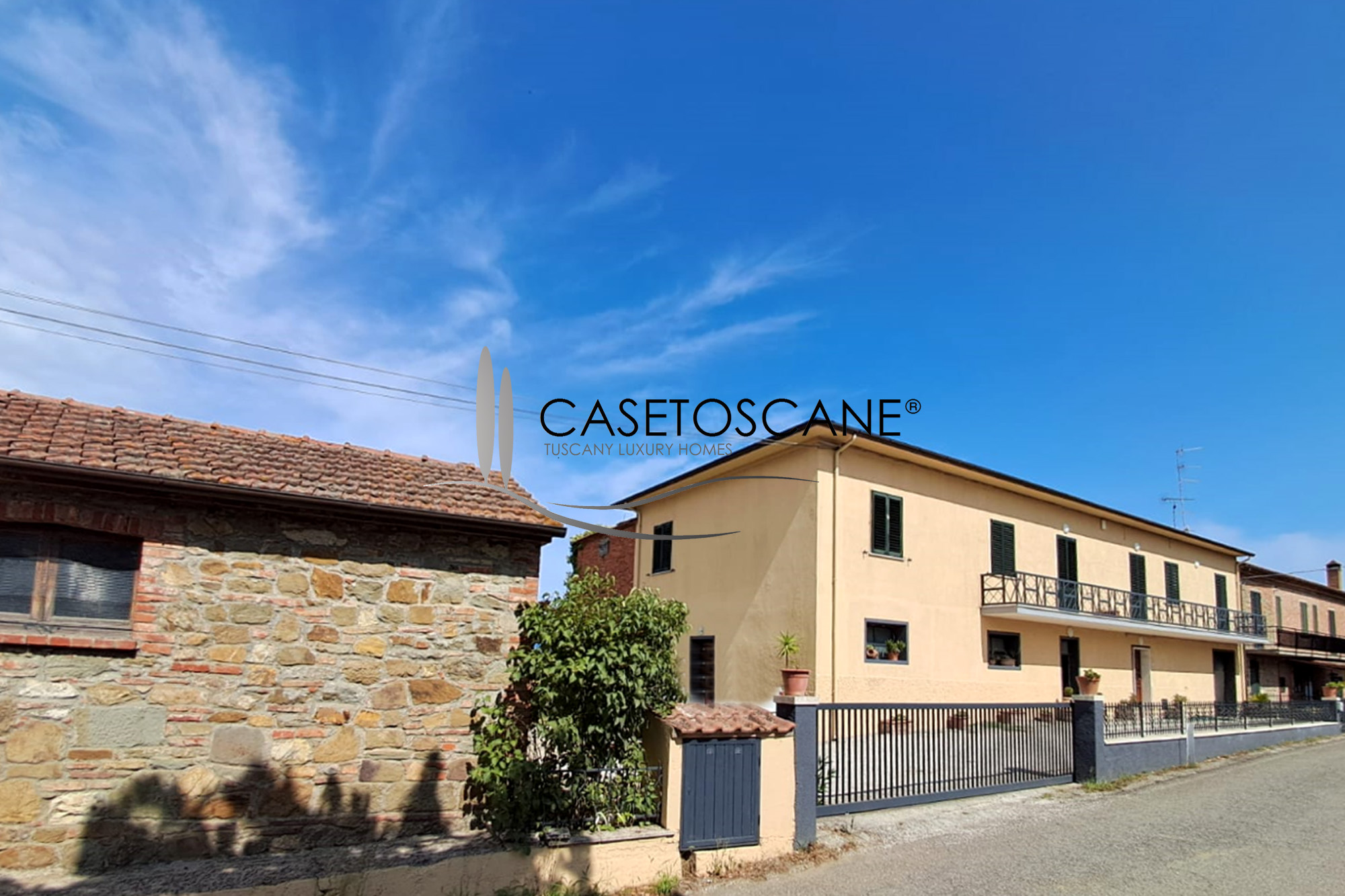 3220 - Azienda agricola di ha.4,5 con seminativo e oliveto, porzione di casale ristrutturato con tre appartamenti e annessi circostanti a Lucignano (AR).