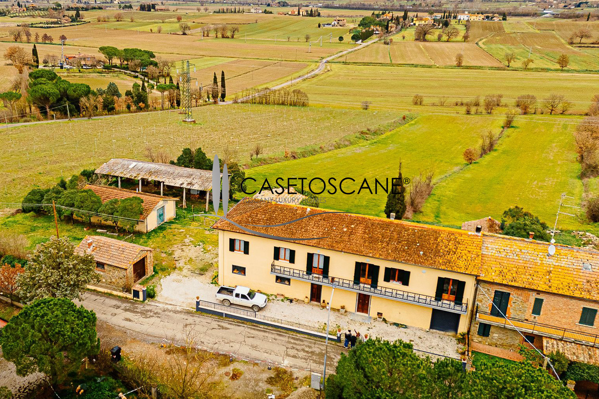3220 - Azienda agricola di ha.4,5 con seminativo e oliveto, porzione di casale ristrutturato con tre appartamenti e annessi circostanti a Lucignano (AR).