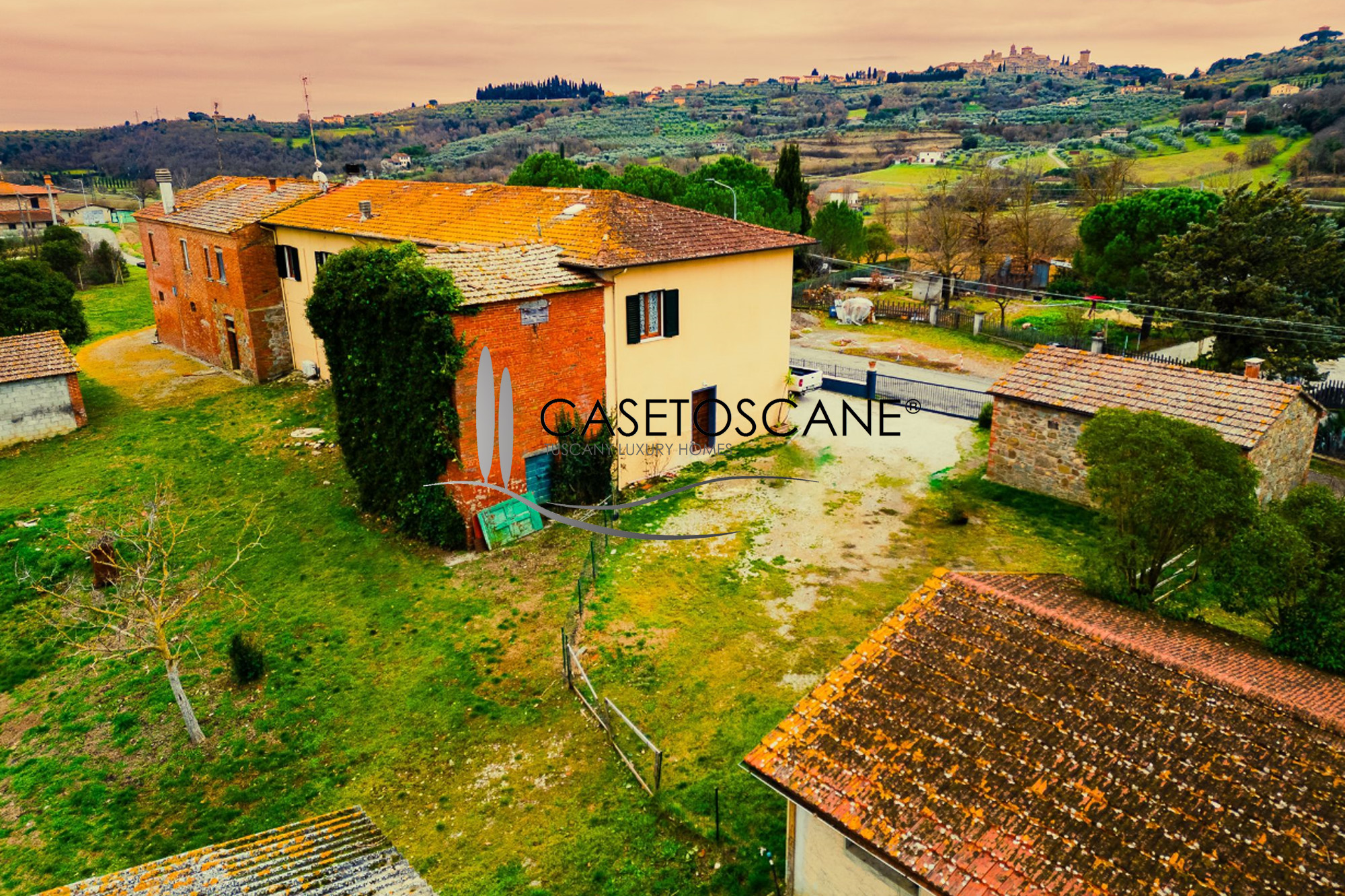 3220 - Azienda agricola di ha.4,5 con seminativo e oliveto, porzione di casale ristrutturato con tre appartamenti e annessi circostanti a Lucignano (AR).