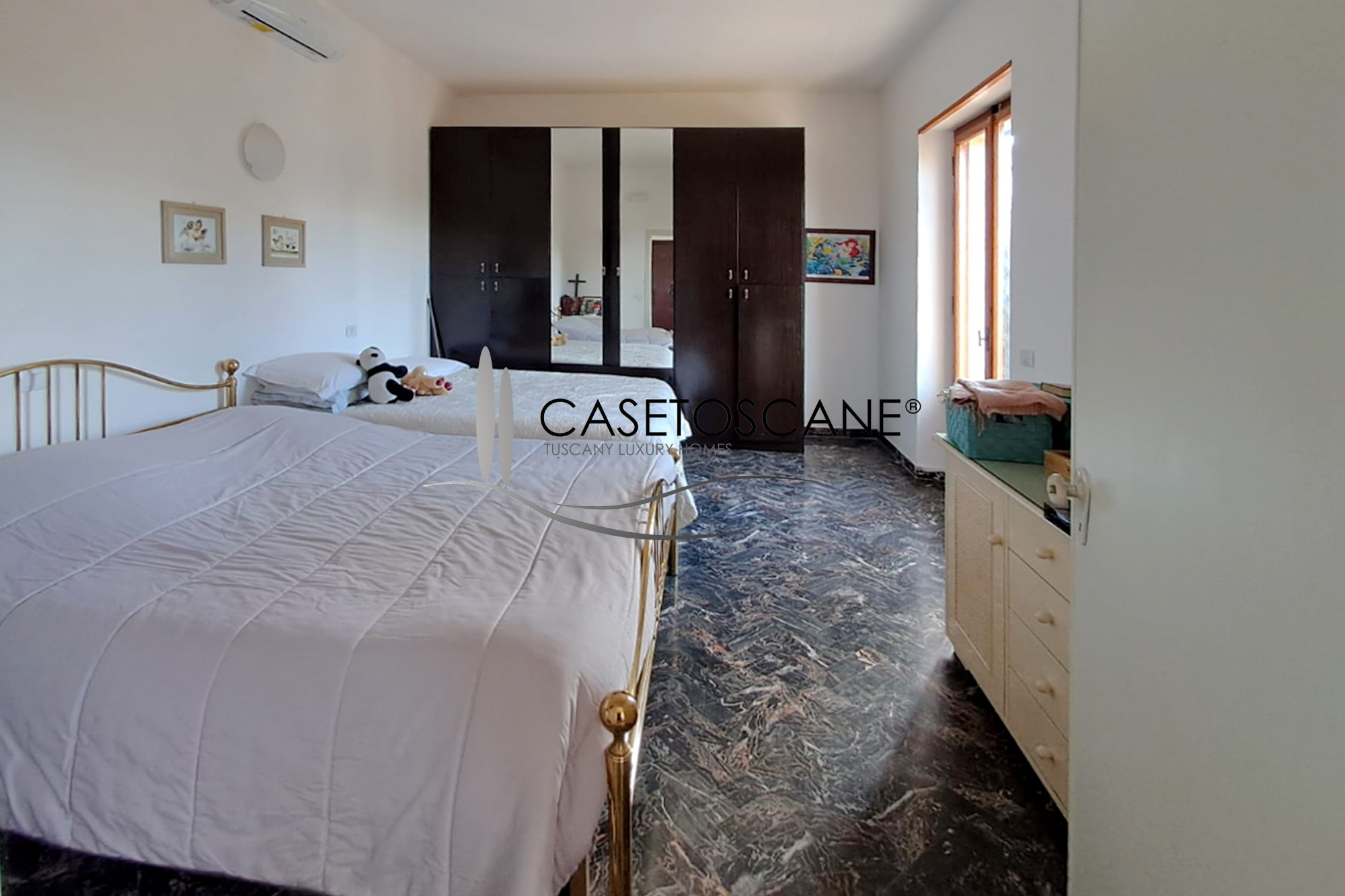 3220 - Azienda agricola di ha.4,5 con seminativo e oliveto, porzione di casale ristrutturato con tre appartamenti e annessi circostanti a Lucignano (AR).