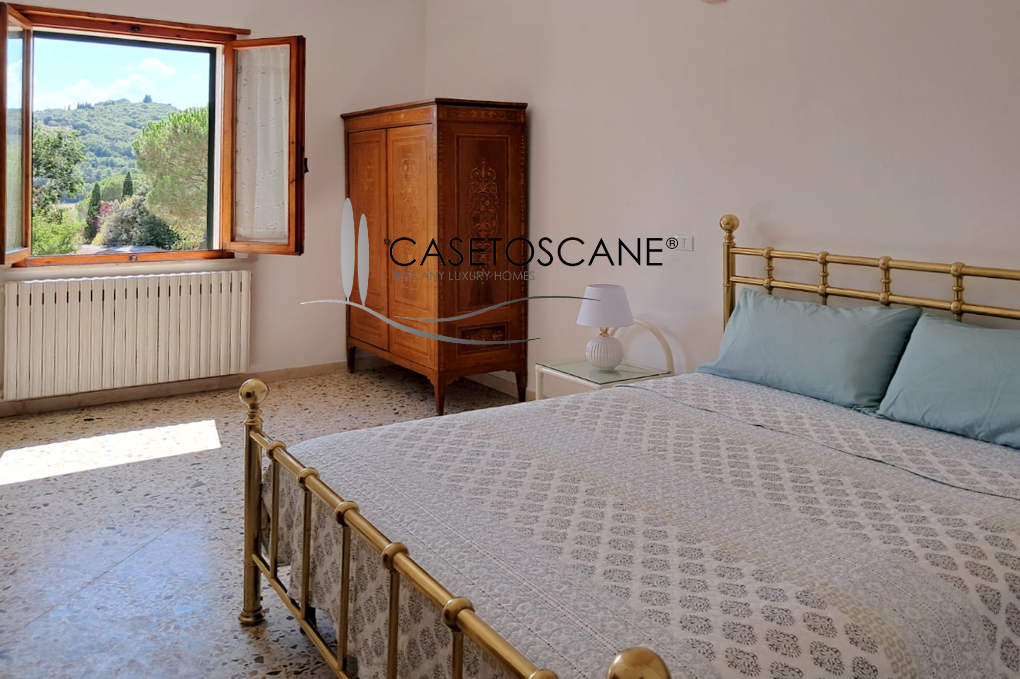 3220 - Azienda agricola di ha.4,5 con seminativo e oliveto, porzione di casale ristrutturato con tre appartamenti e annessi circostanti a Lucignano (AR).
